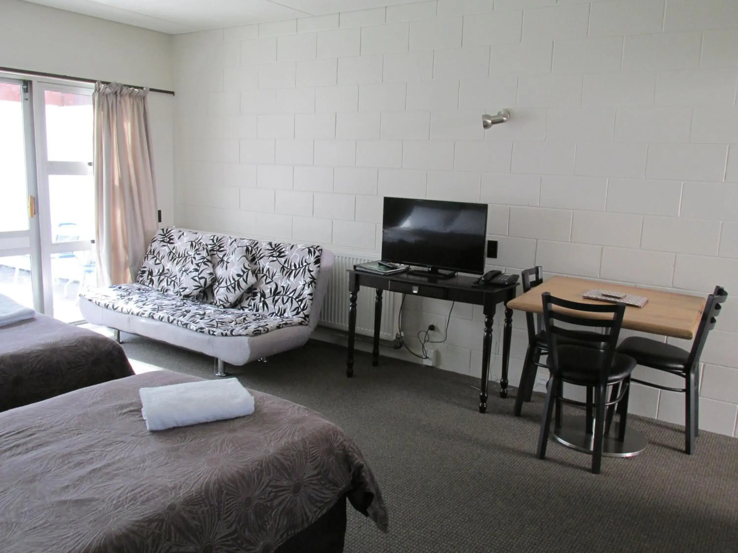 Bedroom, TV/Entertainment Center in Kuirau Park Motor Lodge