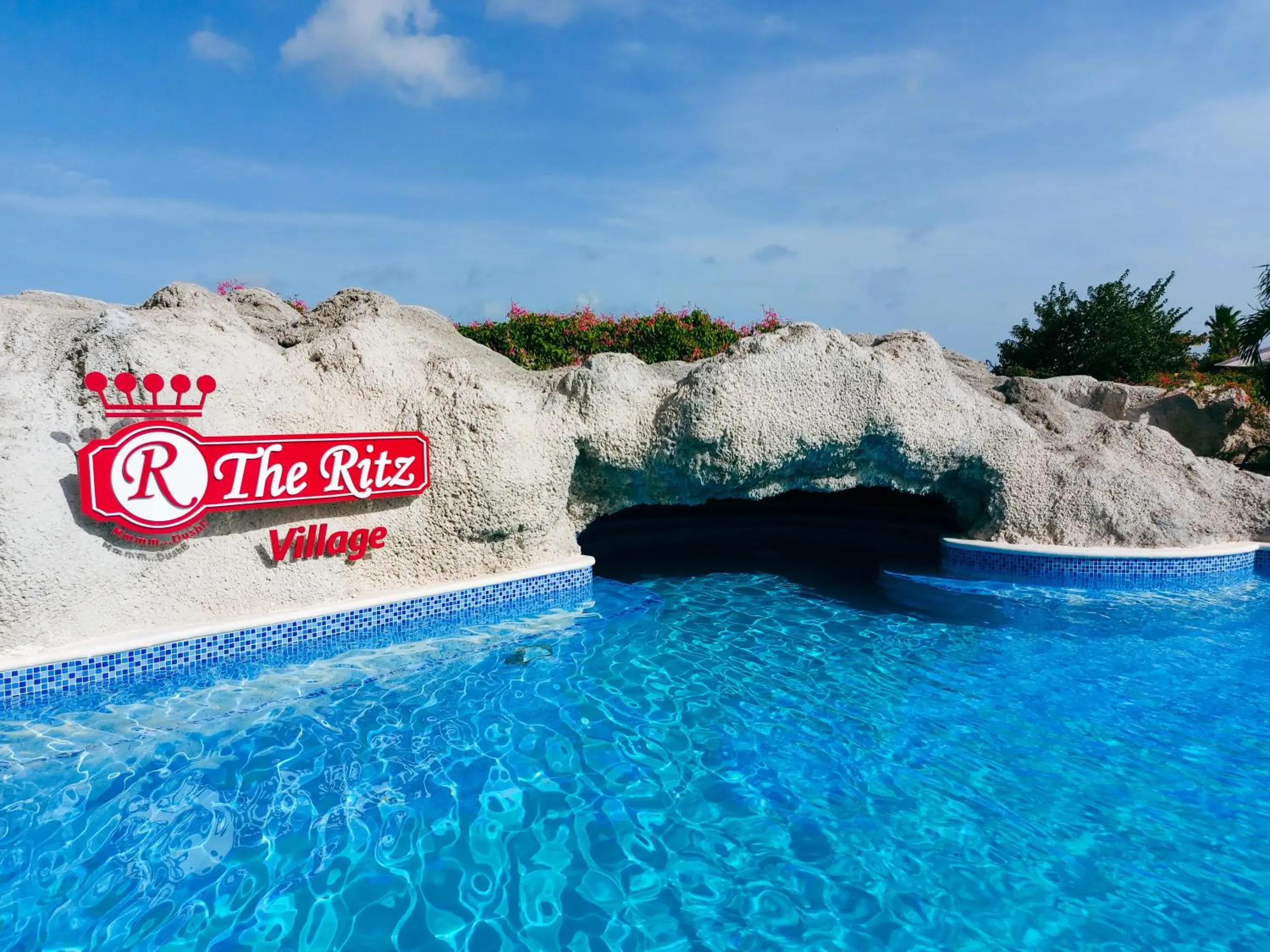 Swimming pool in First Curacao Hostel