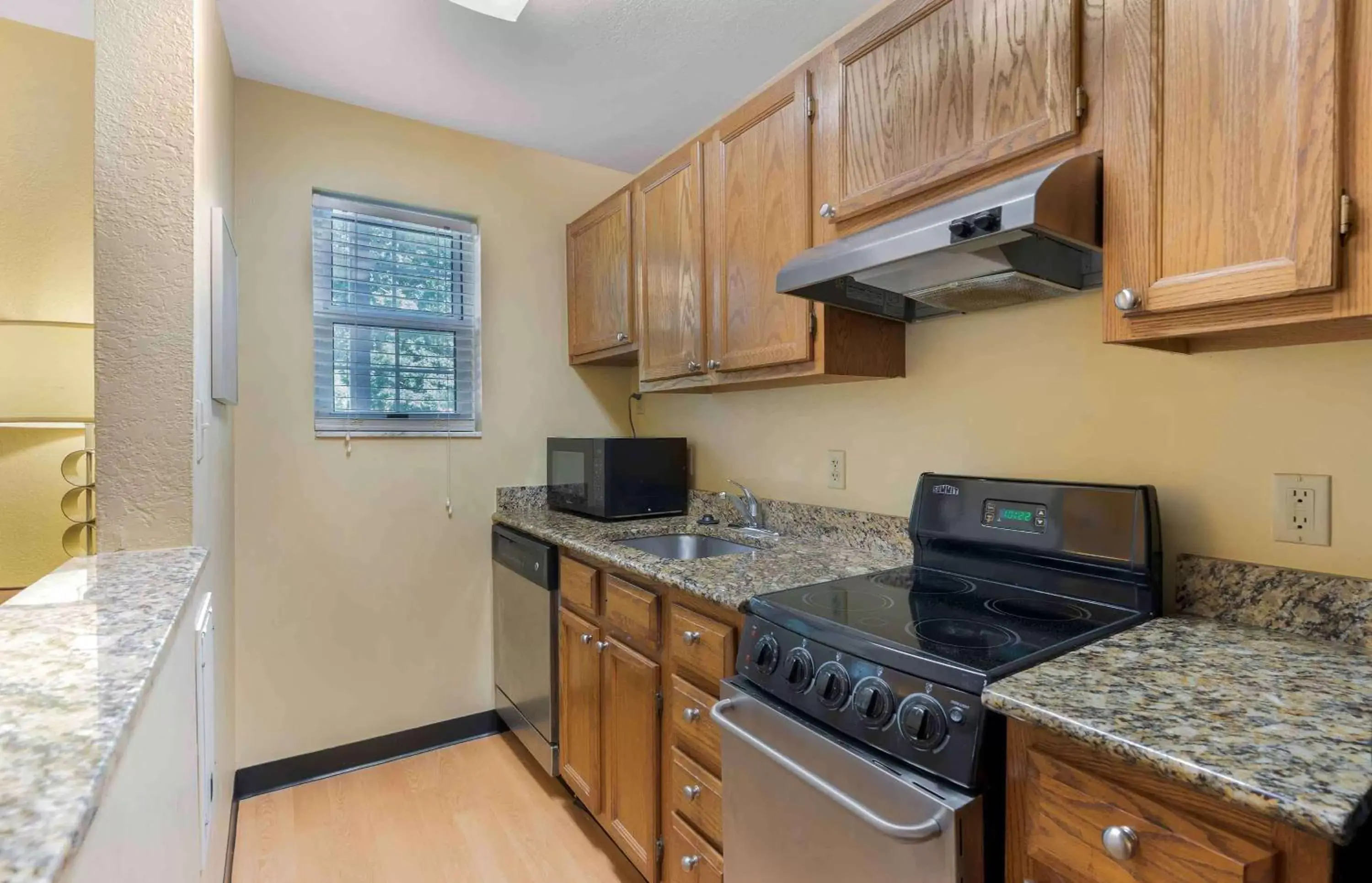 Bedroom, Kitchen/Kitchenette in Extended Stay America Suites - Newport News - Yorktown