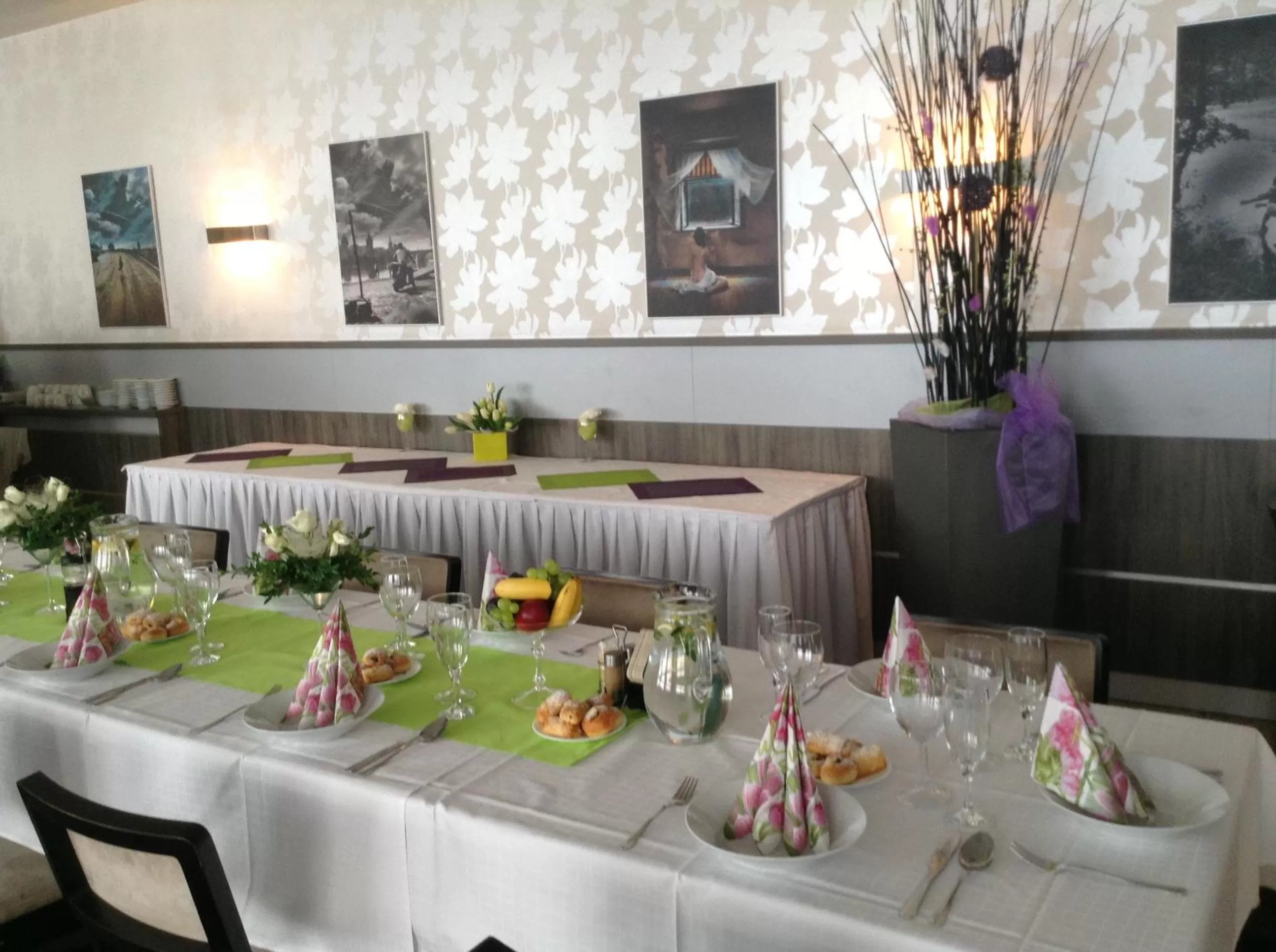 Restaurant/places to eat in Hotel Monde