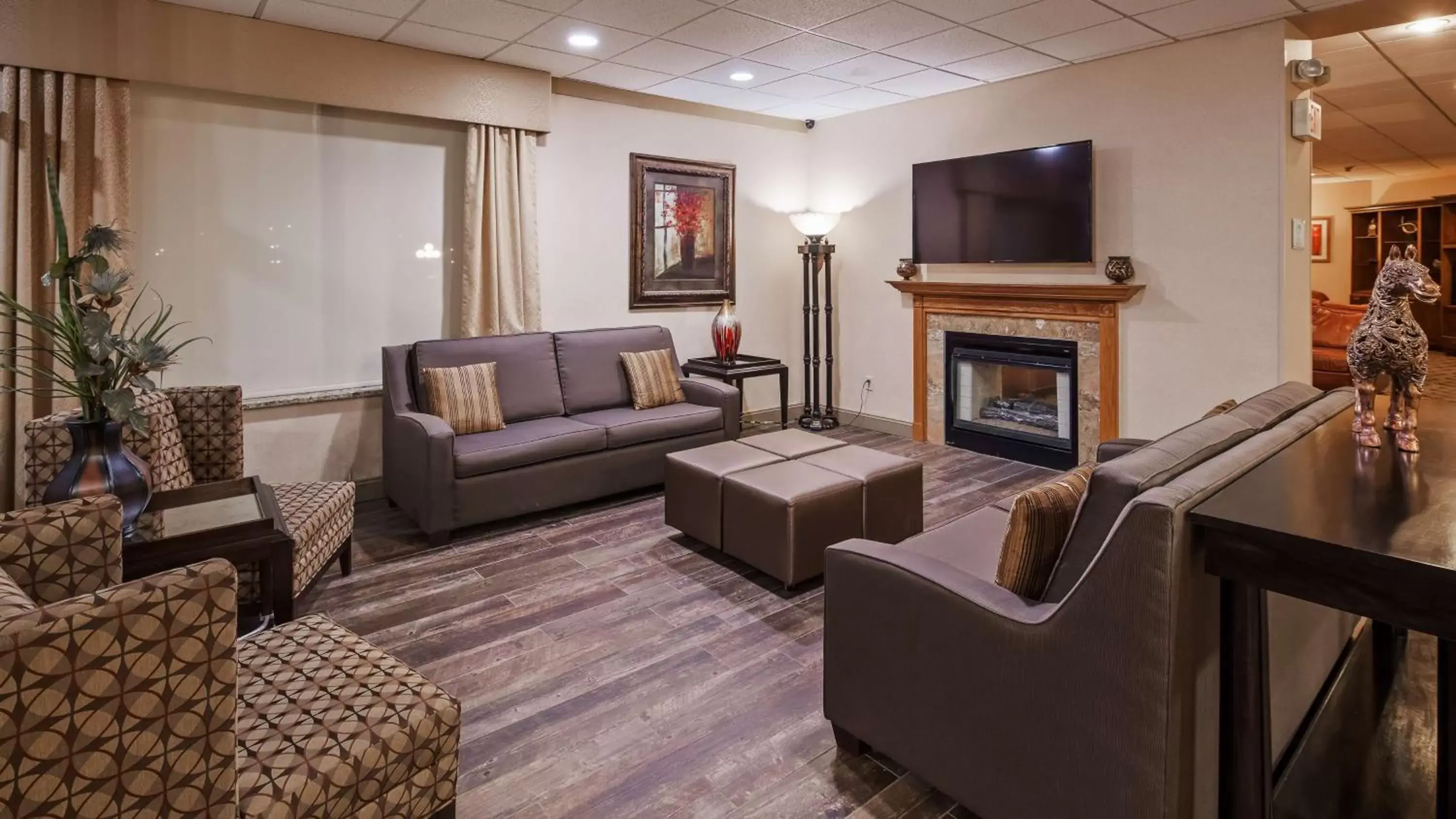 Lobby or reception, Seating Area in Best Western Crossroads Of The Bluffs