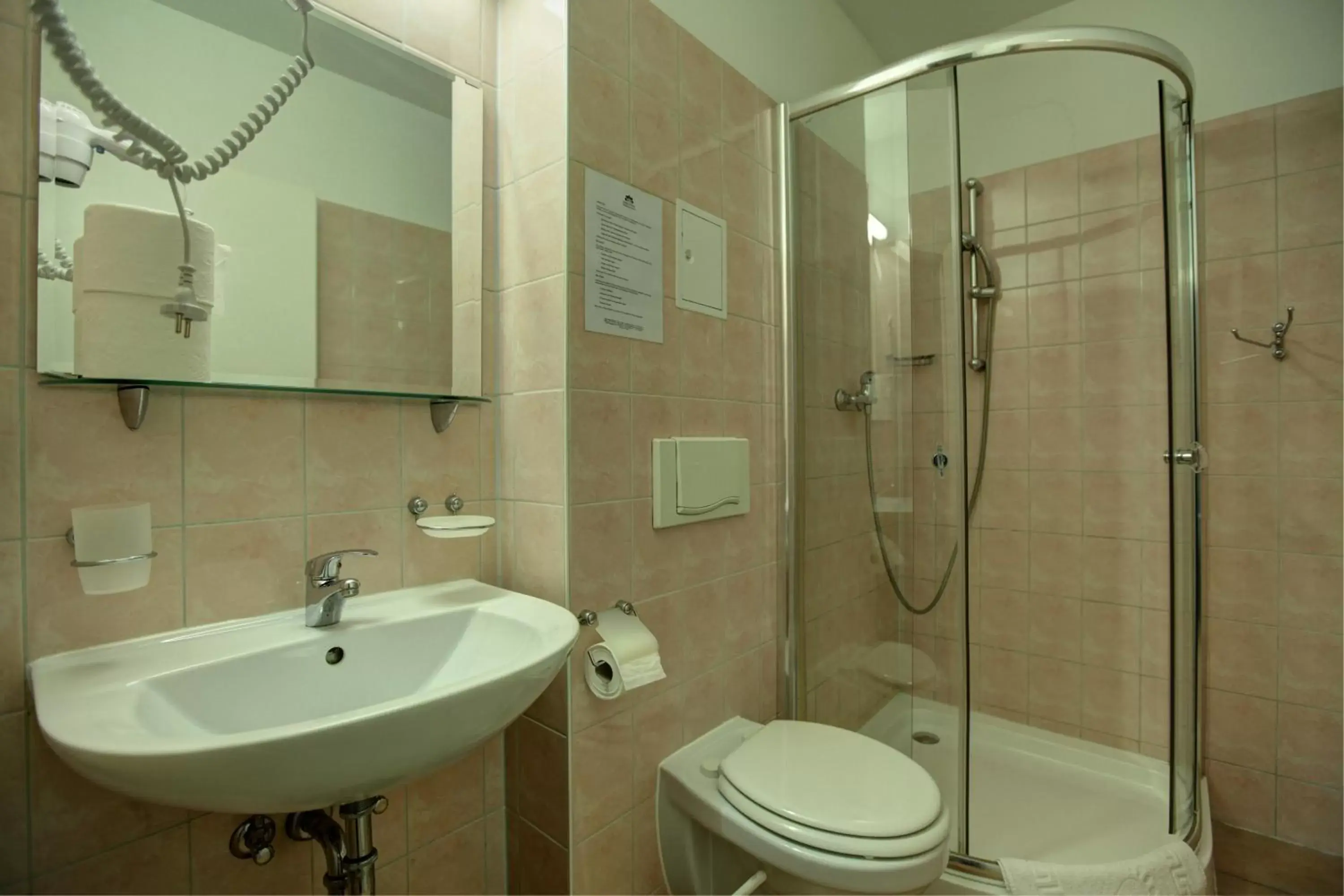 Bathroom in Hotel Pension Bernstein am Kurfürstendamm Bathroom in Hotel Pension Bernstein am Kurfürstendamm