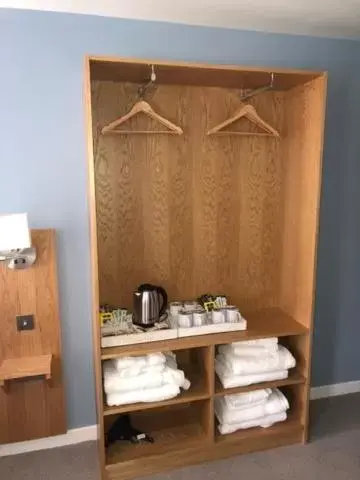 Coffee/tea facilities, Bathroom in Loch Lomond Hotel