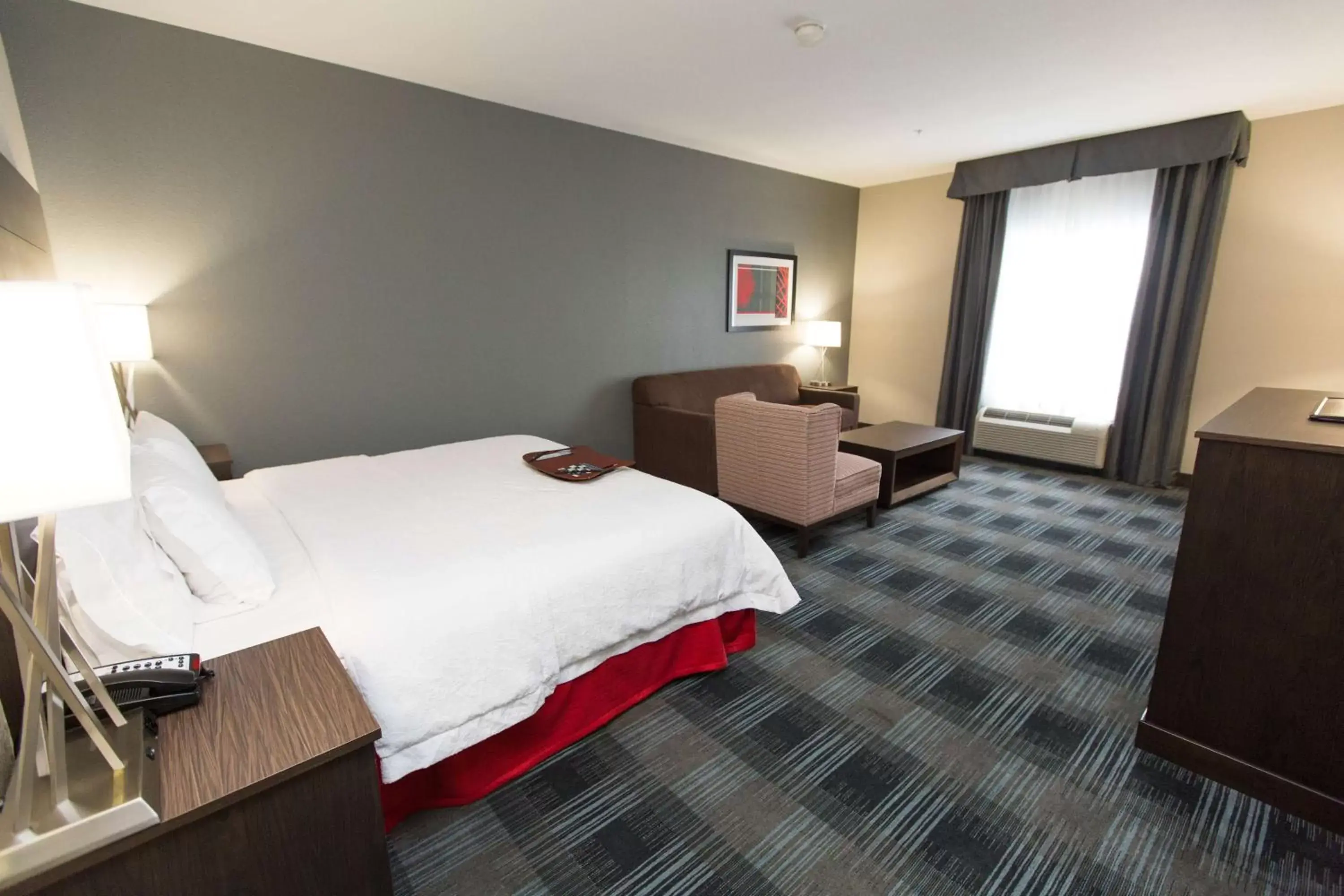 Bed in Hampton Inn & Suites Oklahoma City Airport