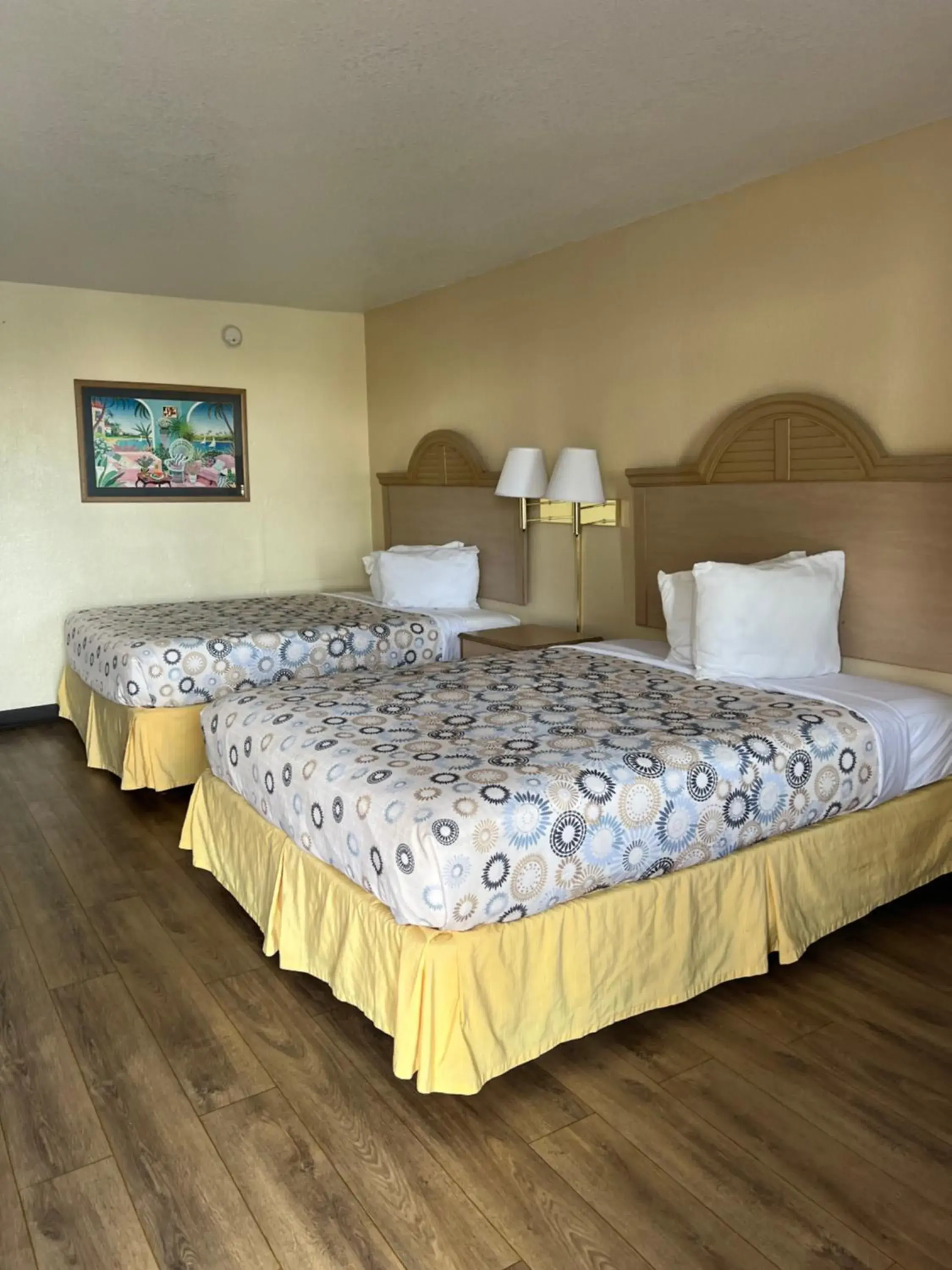 Bedroom, Bed in Hole Inn the Wall Hotel - Sunset Plaza - Fort Walton Beach