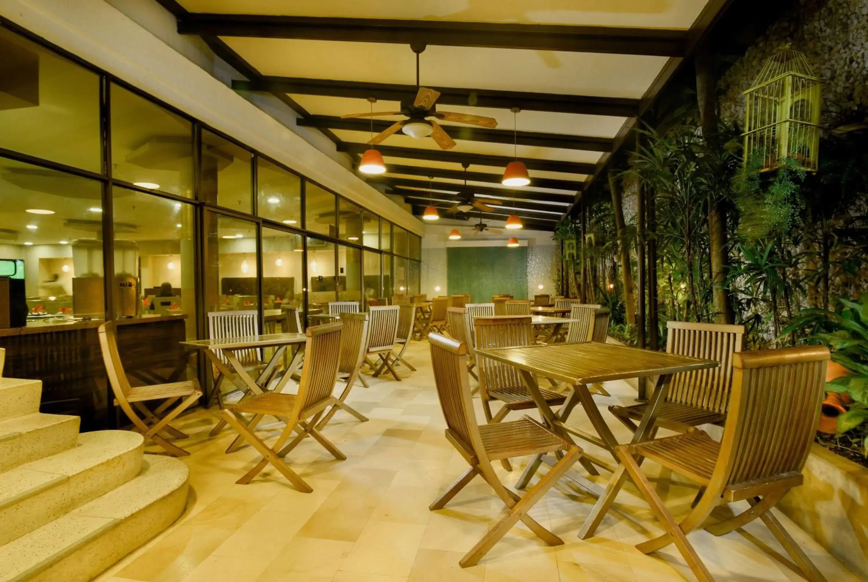 Restaurant/Places to Eat in Howard Johnson Hotel Versalles Barranquilla