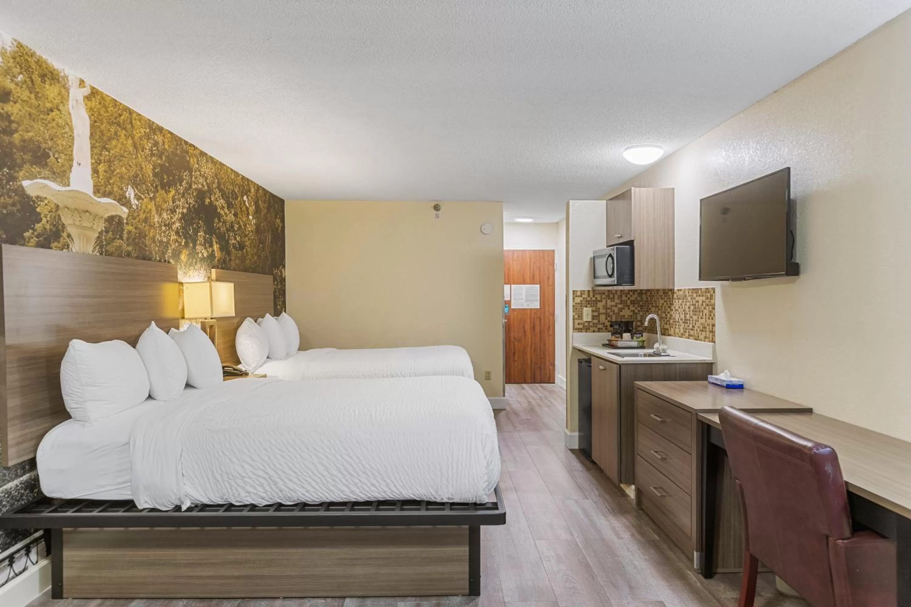 Photo of the whole room, Bed in Clarion Pointe Savannah Gateway I-95