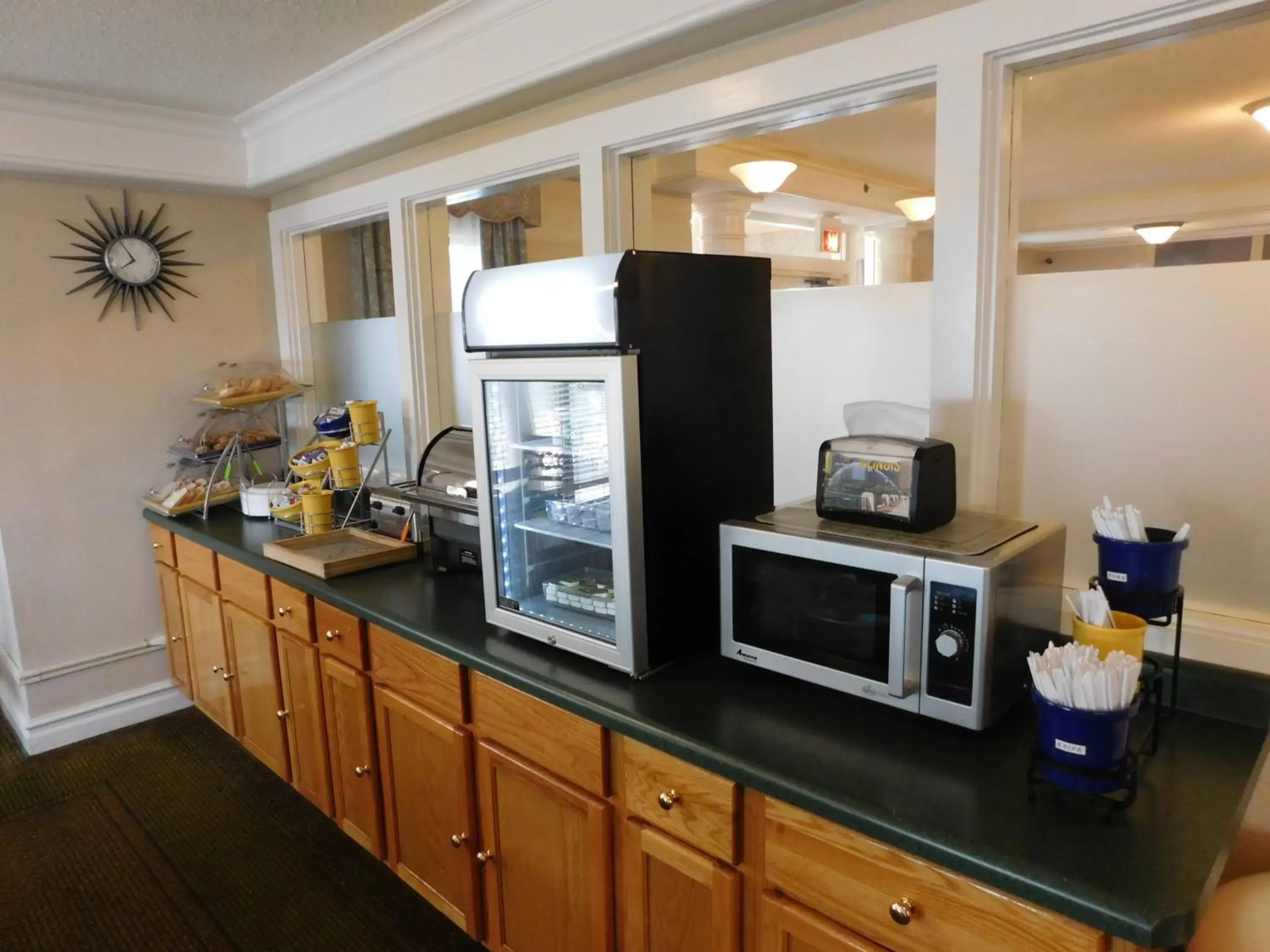Continental breakfast, Kitchen/Kitchenette in Days Inn & Suites by Wyndham Arlington Heights