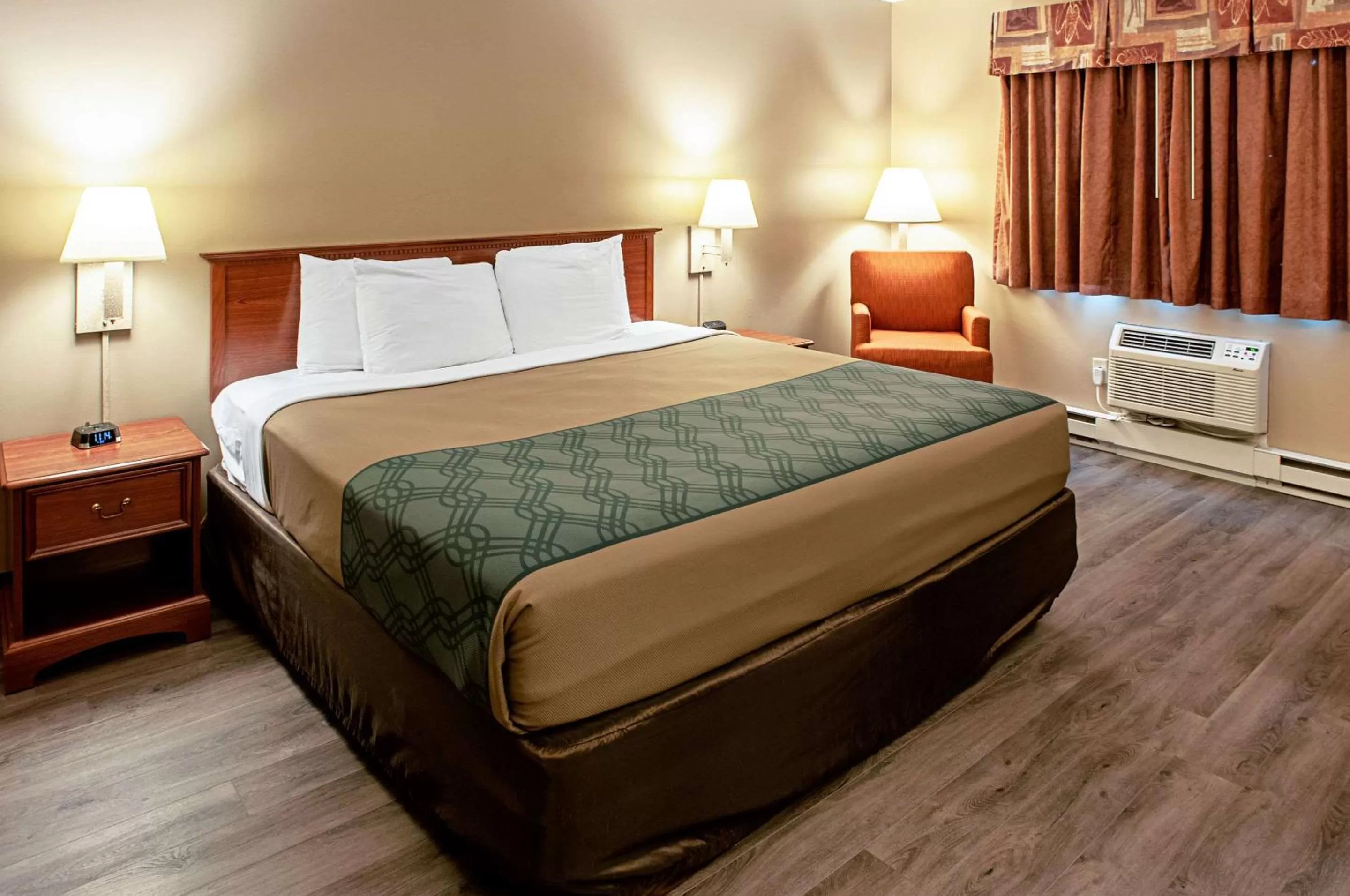 Photo of the whole room, Bed in Econo Lodge Menomonie On The Bay