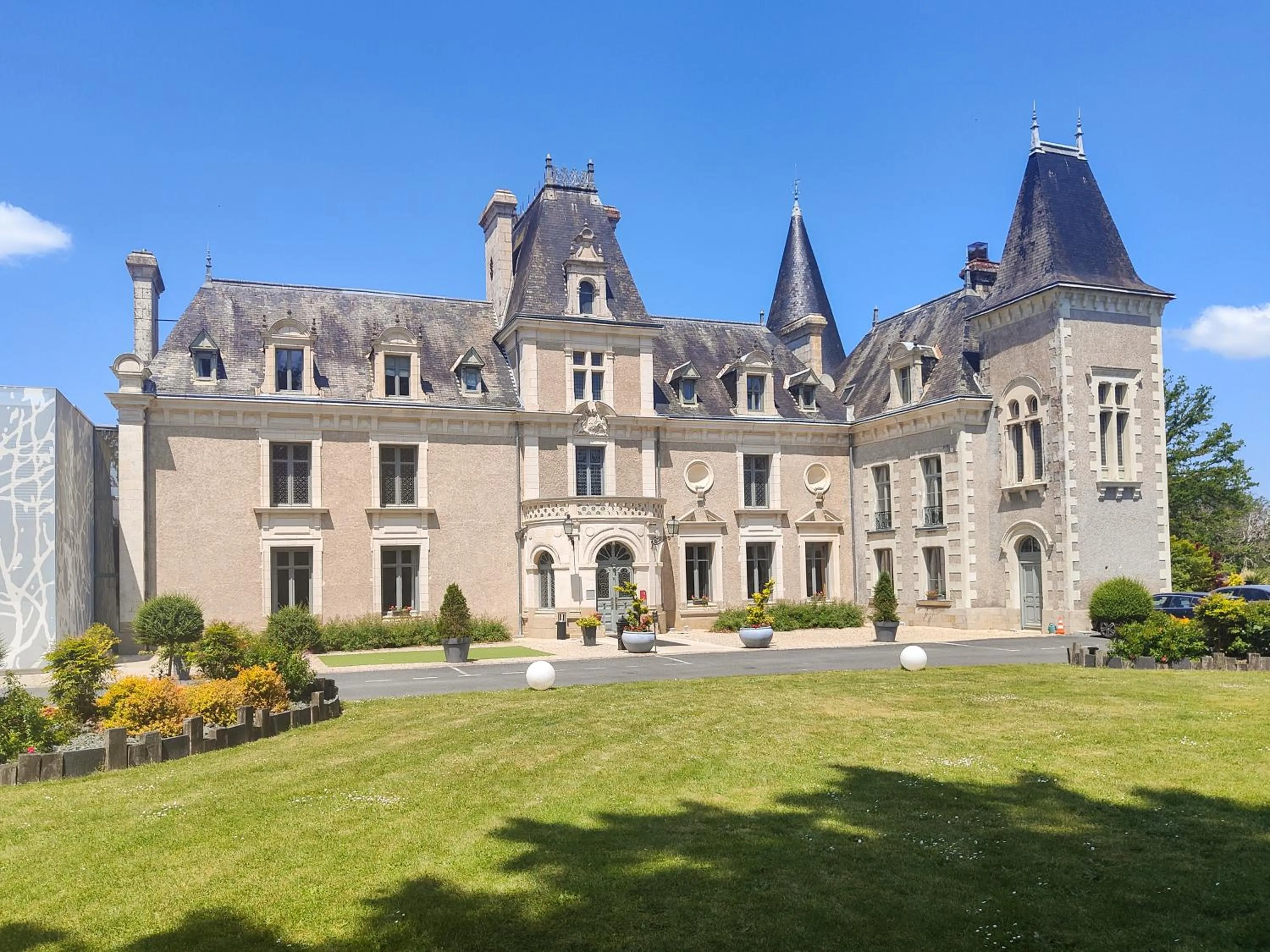 Property building in Hotel Château de la Barbinière
