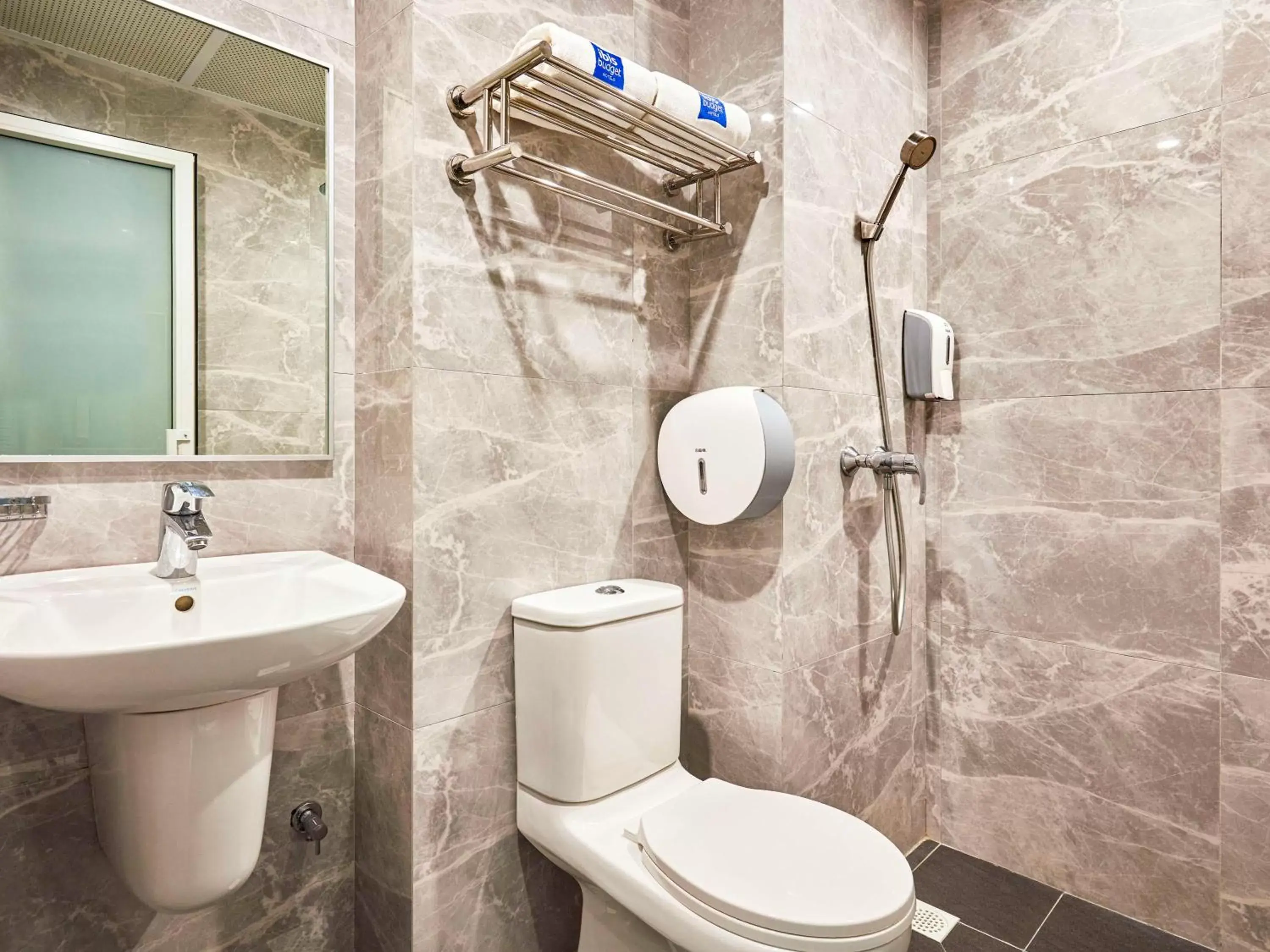 Bathroom in ibis budget Singapore Sapphire
