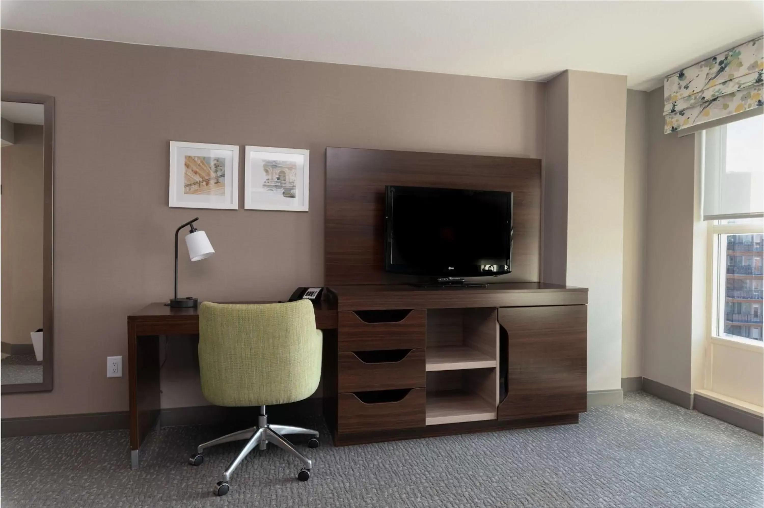 Living room, TV/Entertainment Center in Hampton Inn & Suites Arlington Crystal City DCA