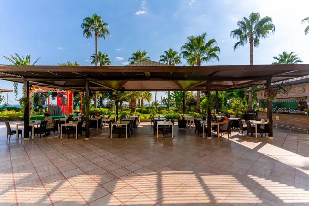 Restaurant/Places to Eat in L'ancora Beach Hotel