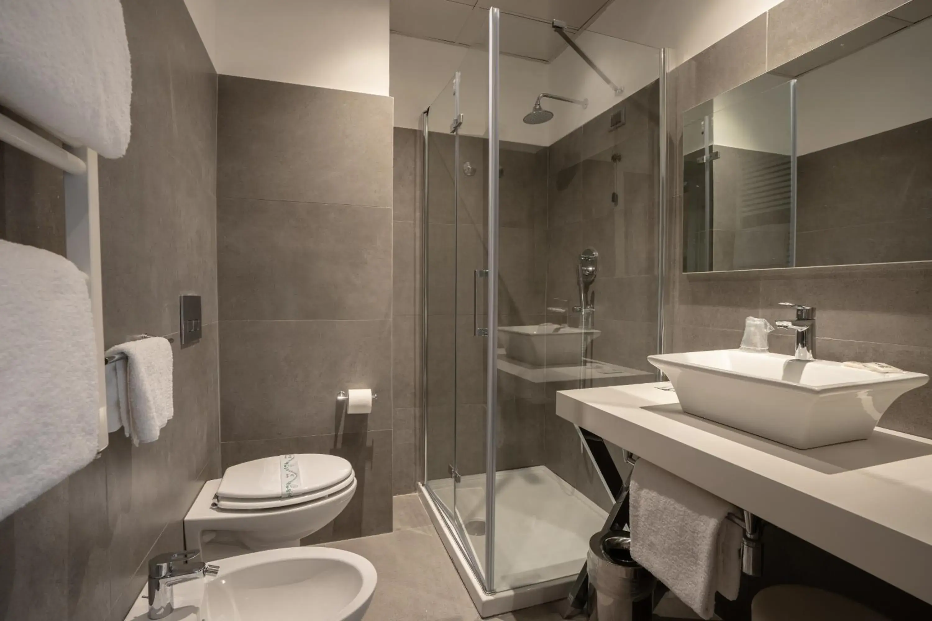 Bathroom in Hotel Poledrini