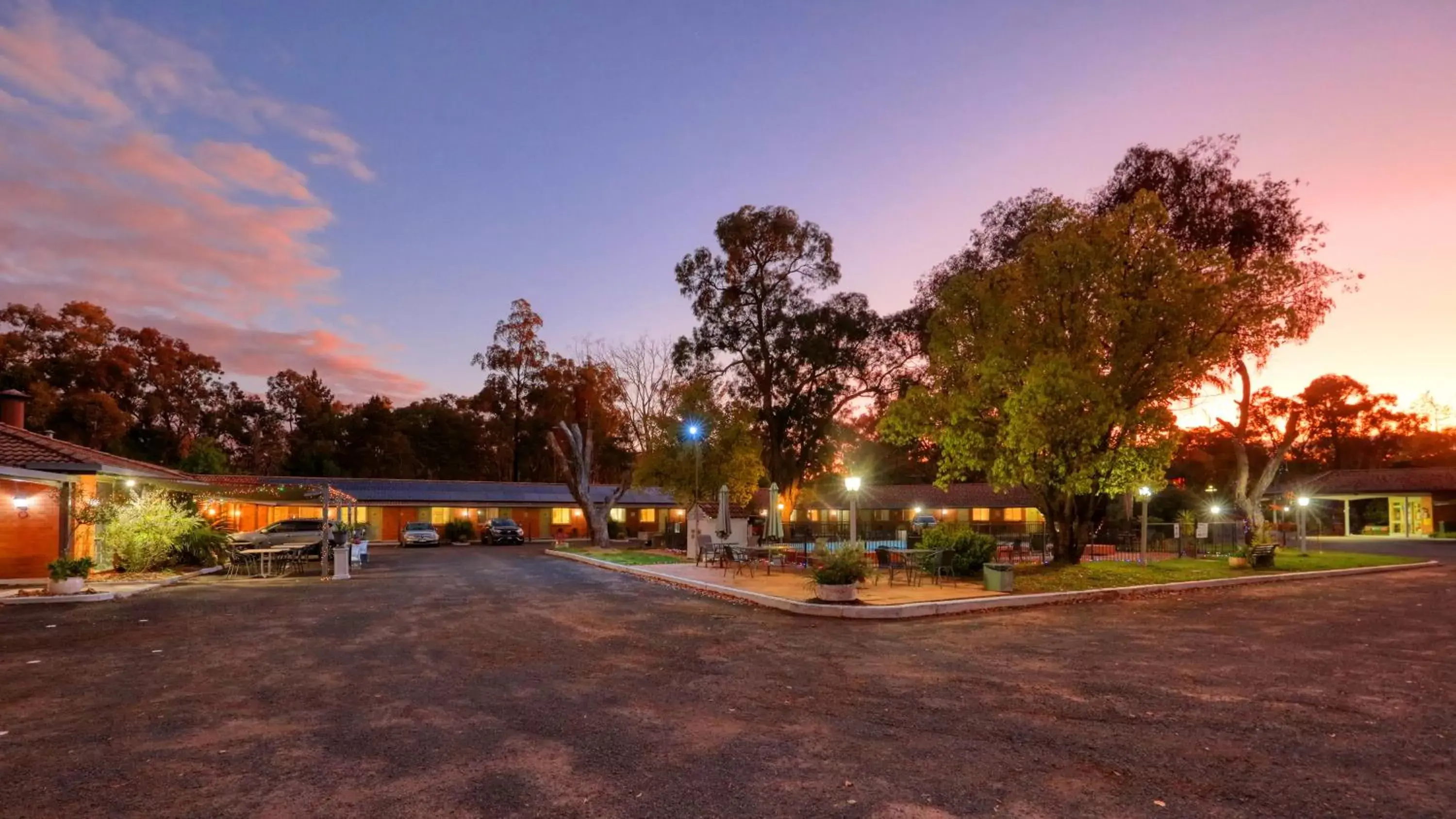 Garden view, Sunrise/Sunset in Matthew Flinders Motor Inn