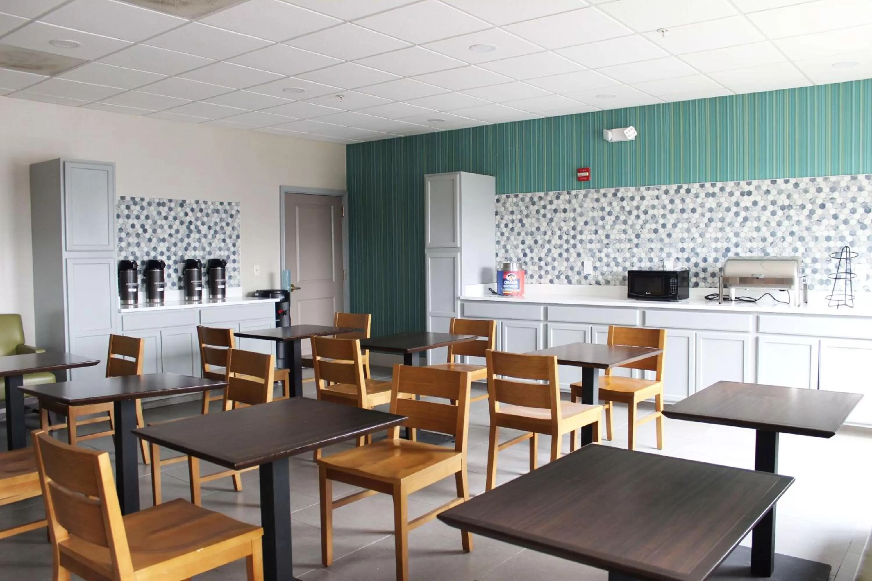 Breakfast in Wingate by Wyndham Waldorf - Washington DC Area