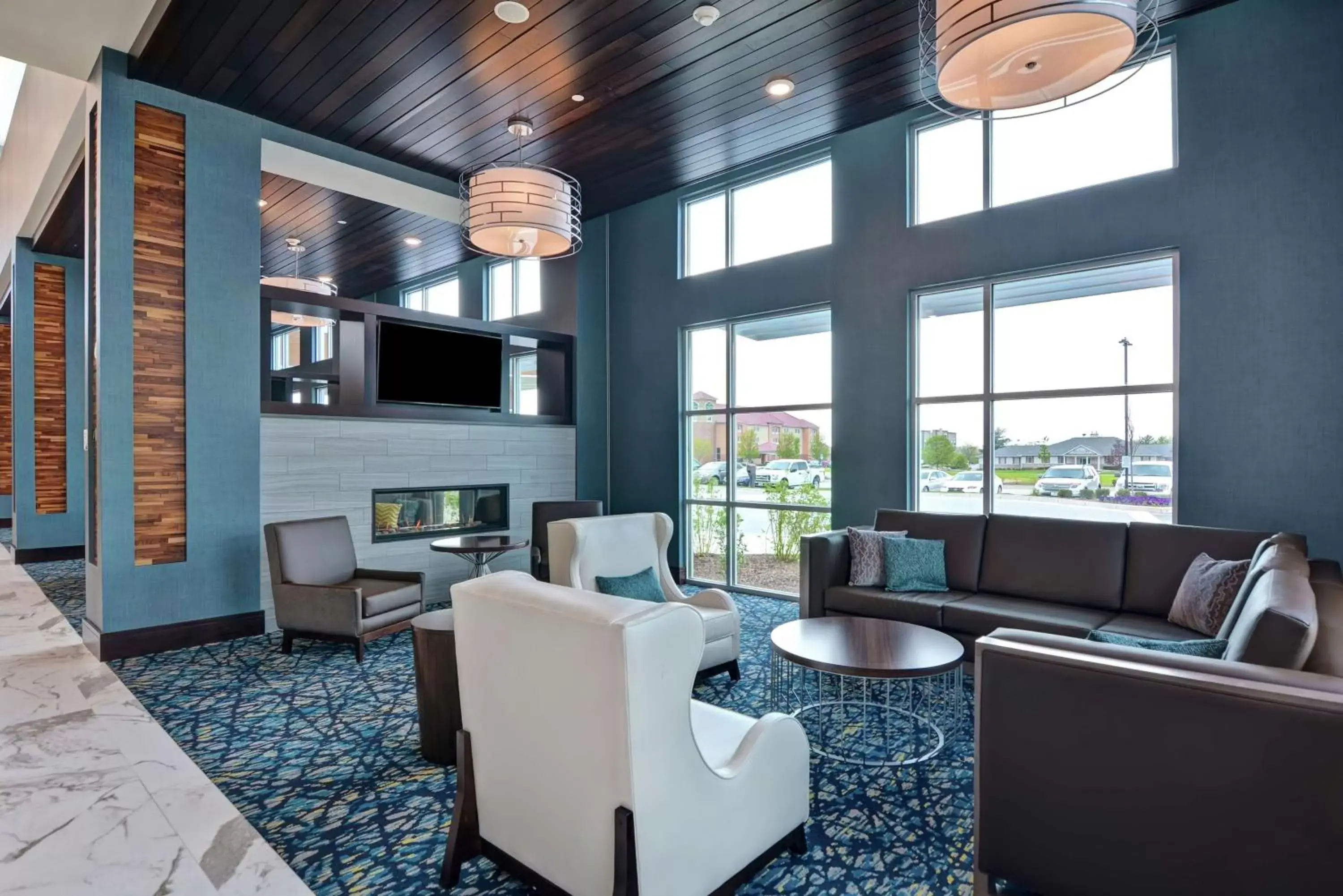 Lobby or reception, Lounge/Bar in Embassy Suites By Hilton Plainfield Indianapolis Airport