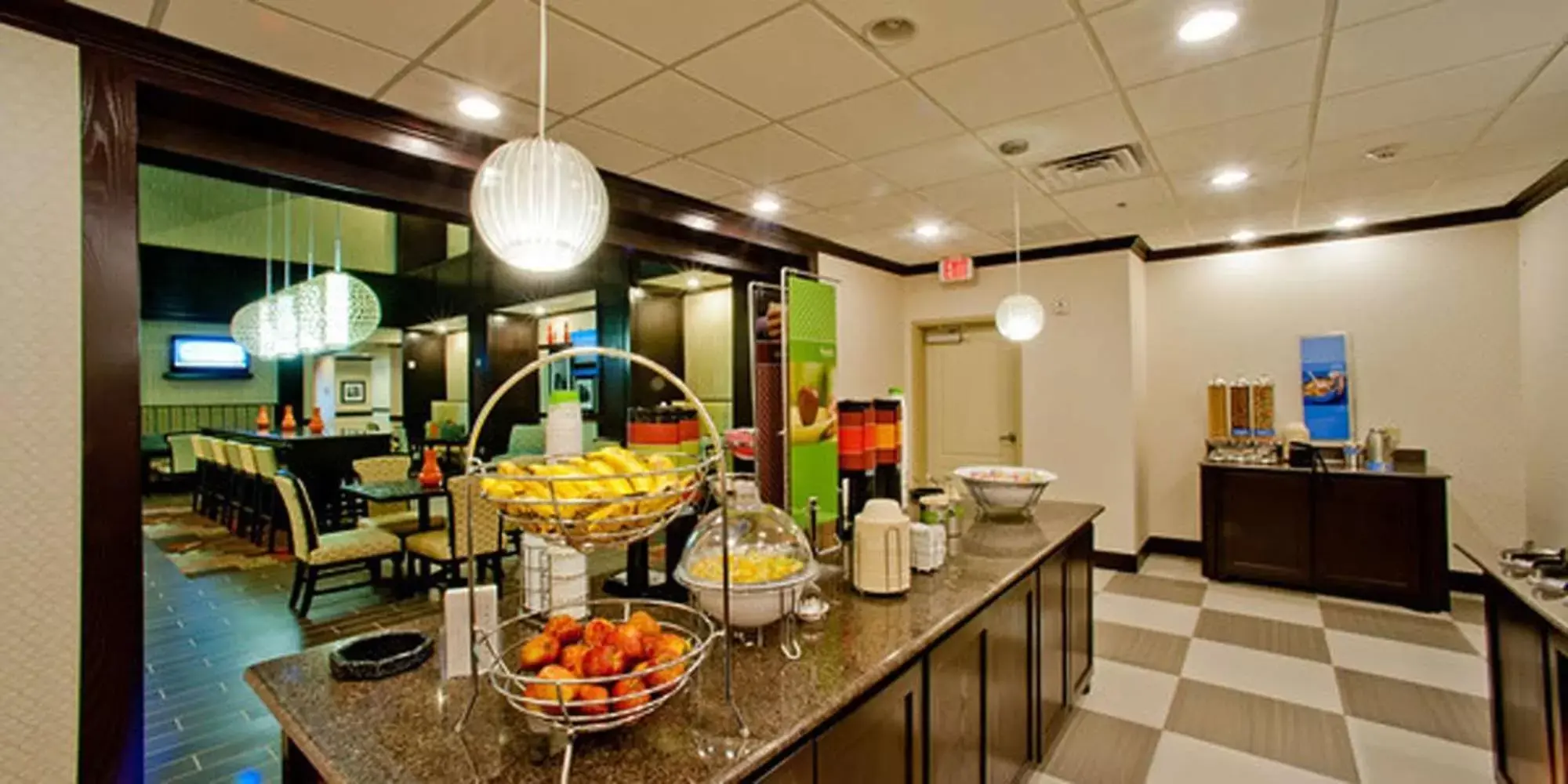 Dining area in Hampton Inn & Suites Denison