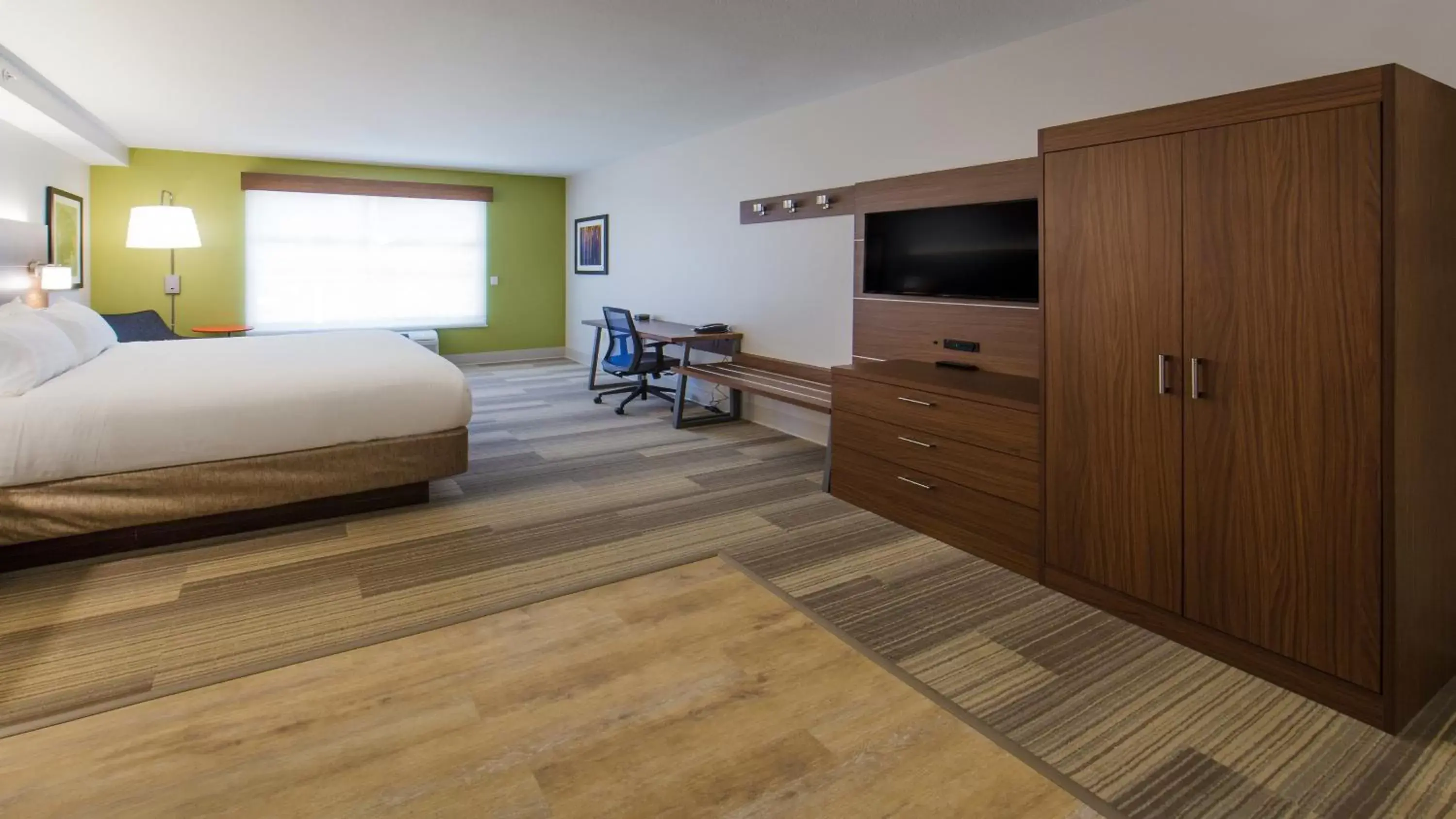 Photo of the whole room, TV/Entertainment Center in Holiday Inn Express Gatlinburg Downtown, an IHG Hotel