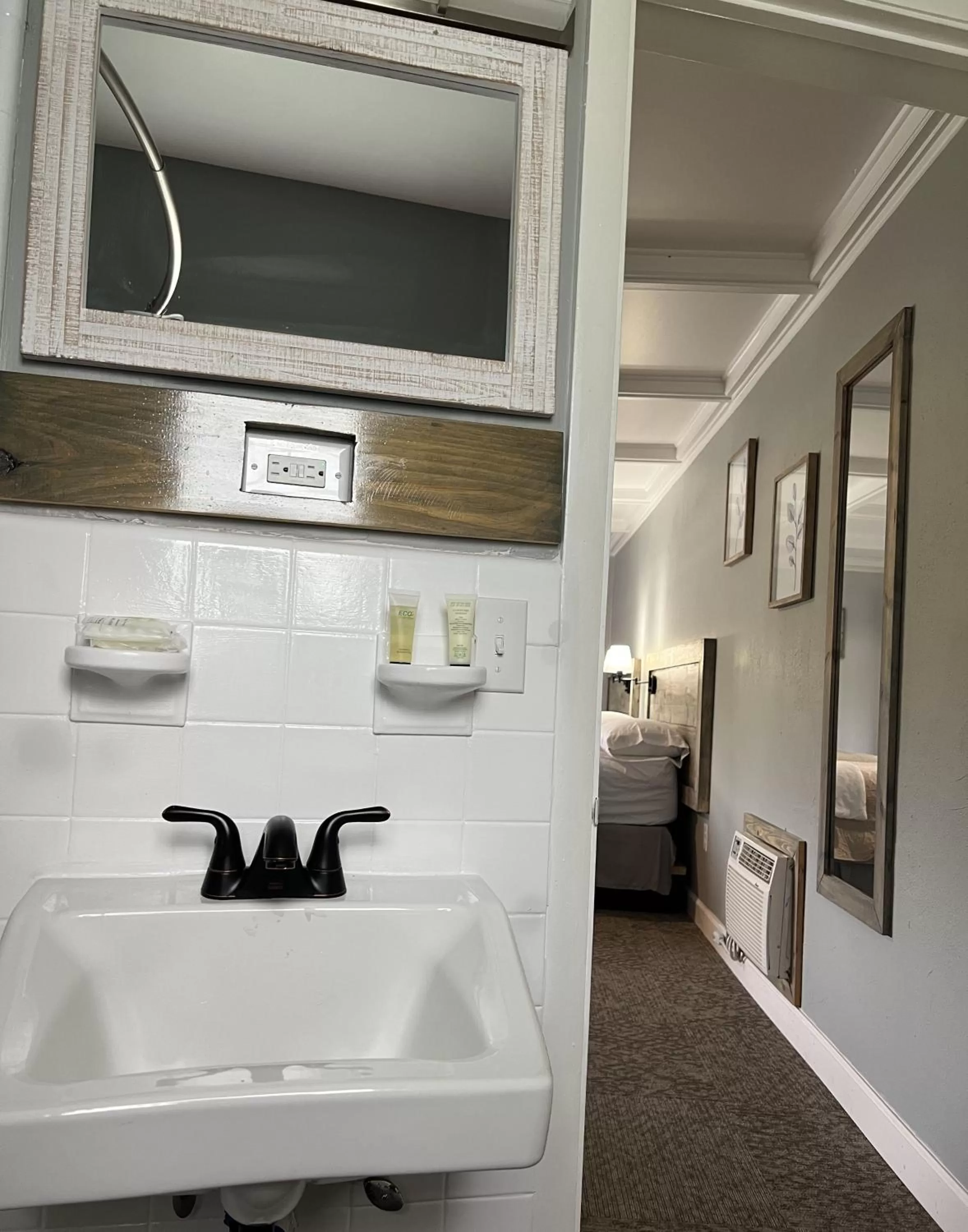 Bathroom, Bed in BlueGem Motel