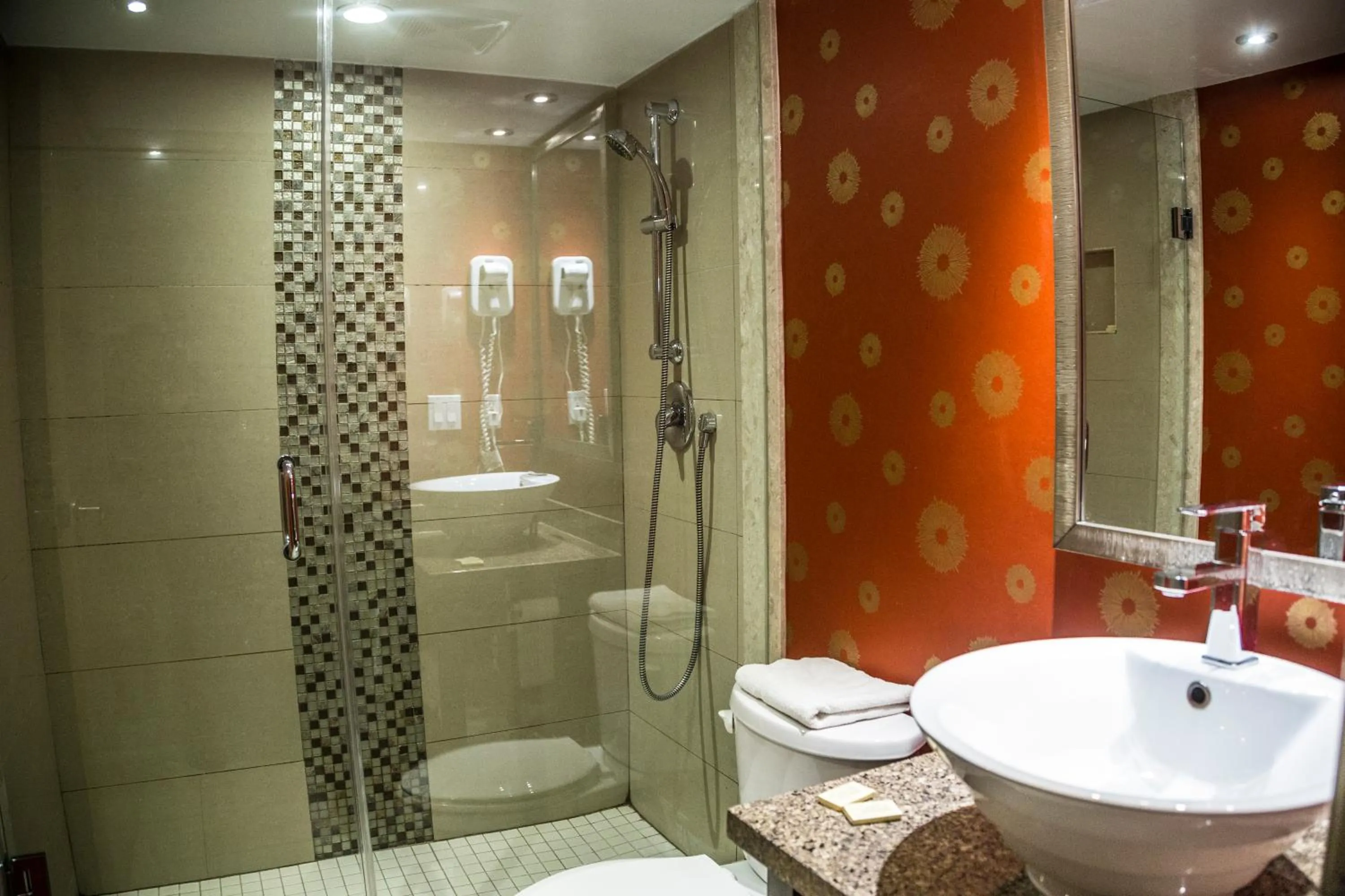 Bathroom in Mississauga Gate Inn