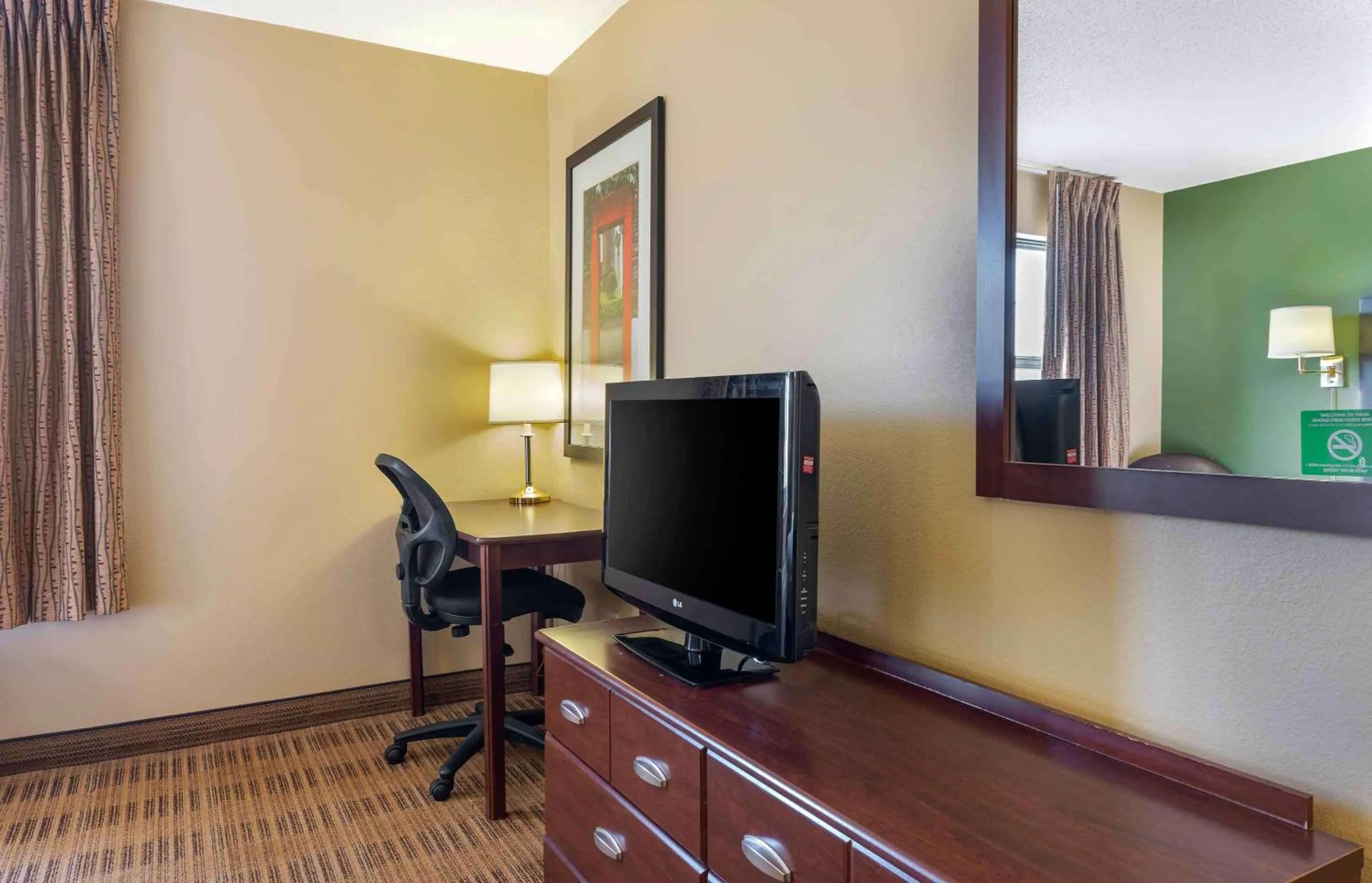 TV and multimedia in MainStay Suites Rochester South Mayo Clinic