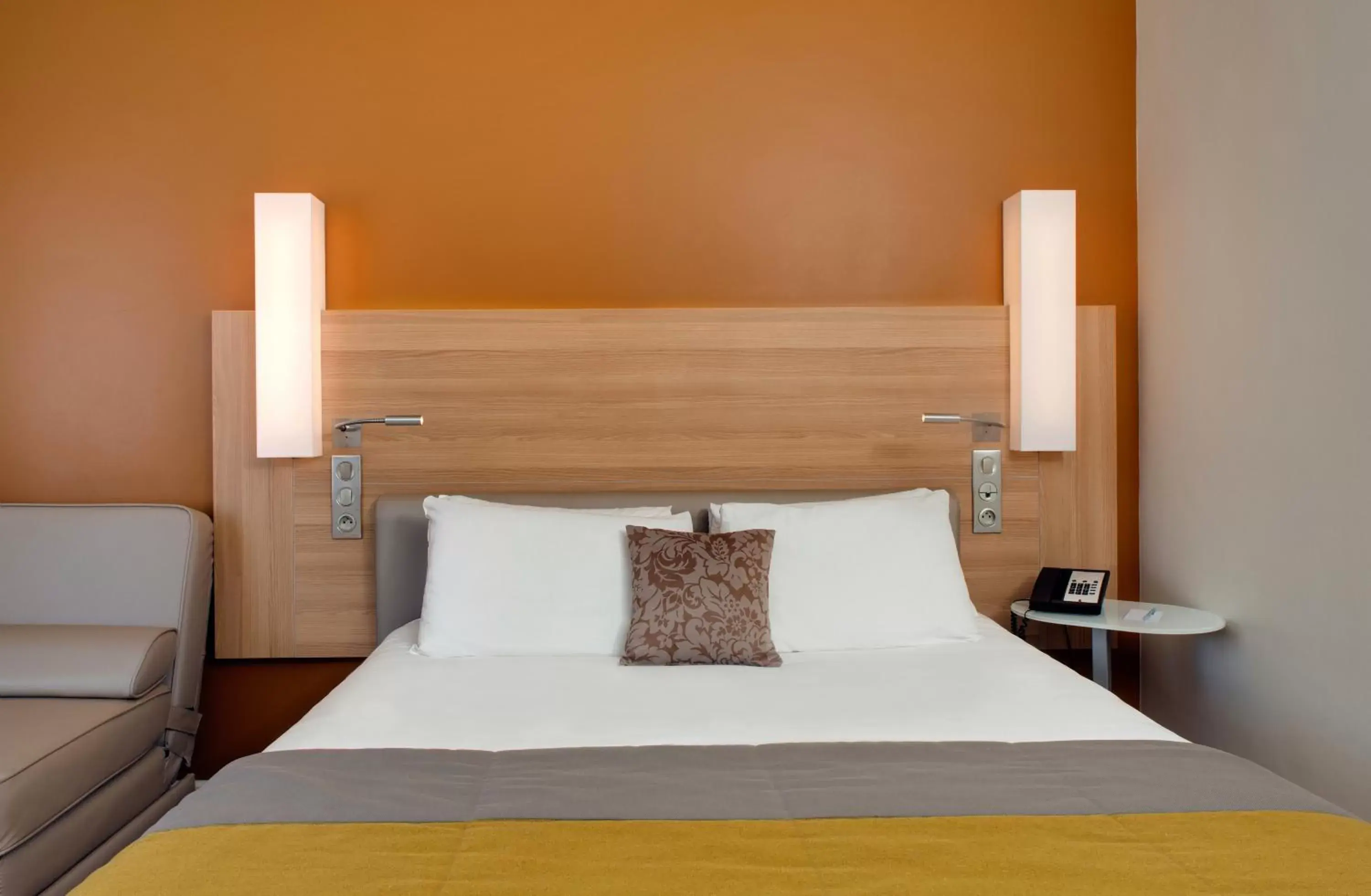 Bed in Hôtel Mercure Mâcon Bord de Saône
