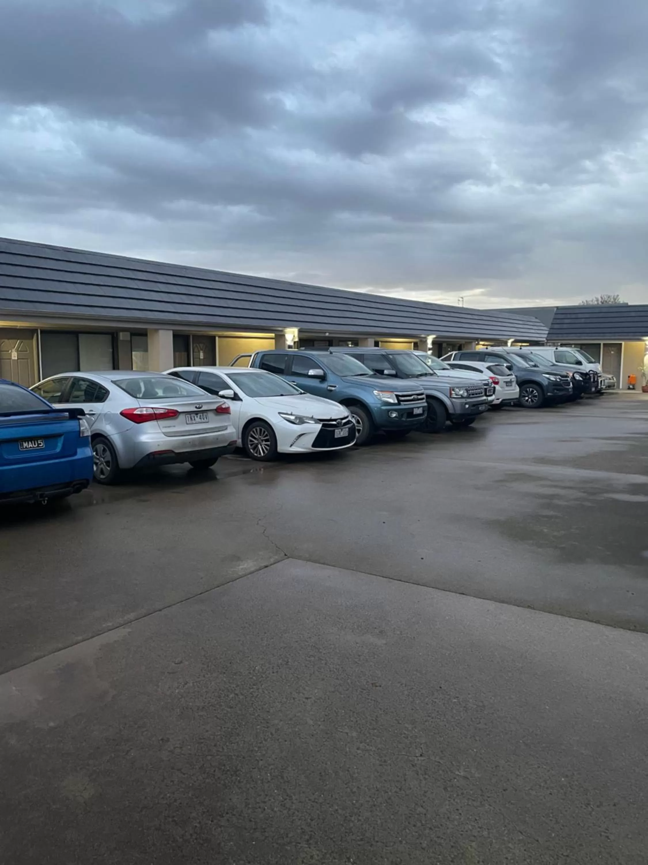 Parking in SHEPPARTON MOTOR INN Tudor House Motel