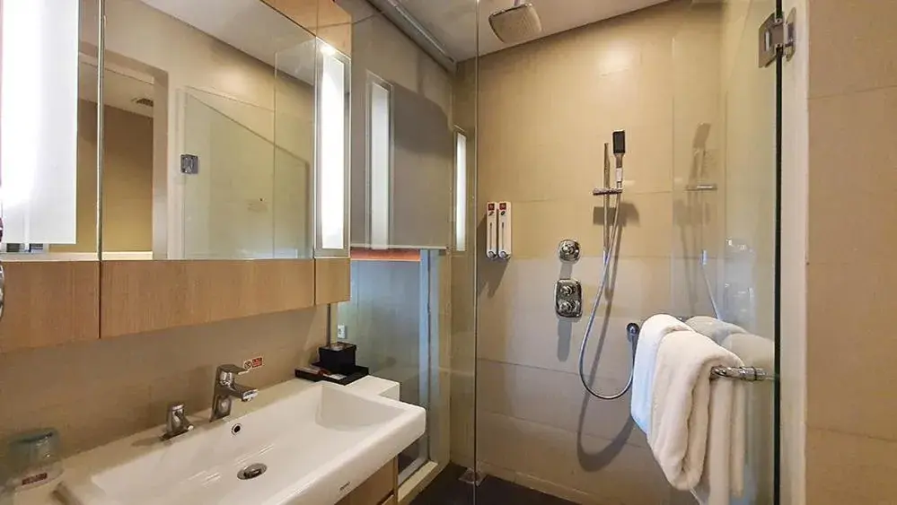 Bathroom in Ra Premiere Simatupang Jakarta