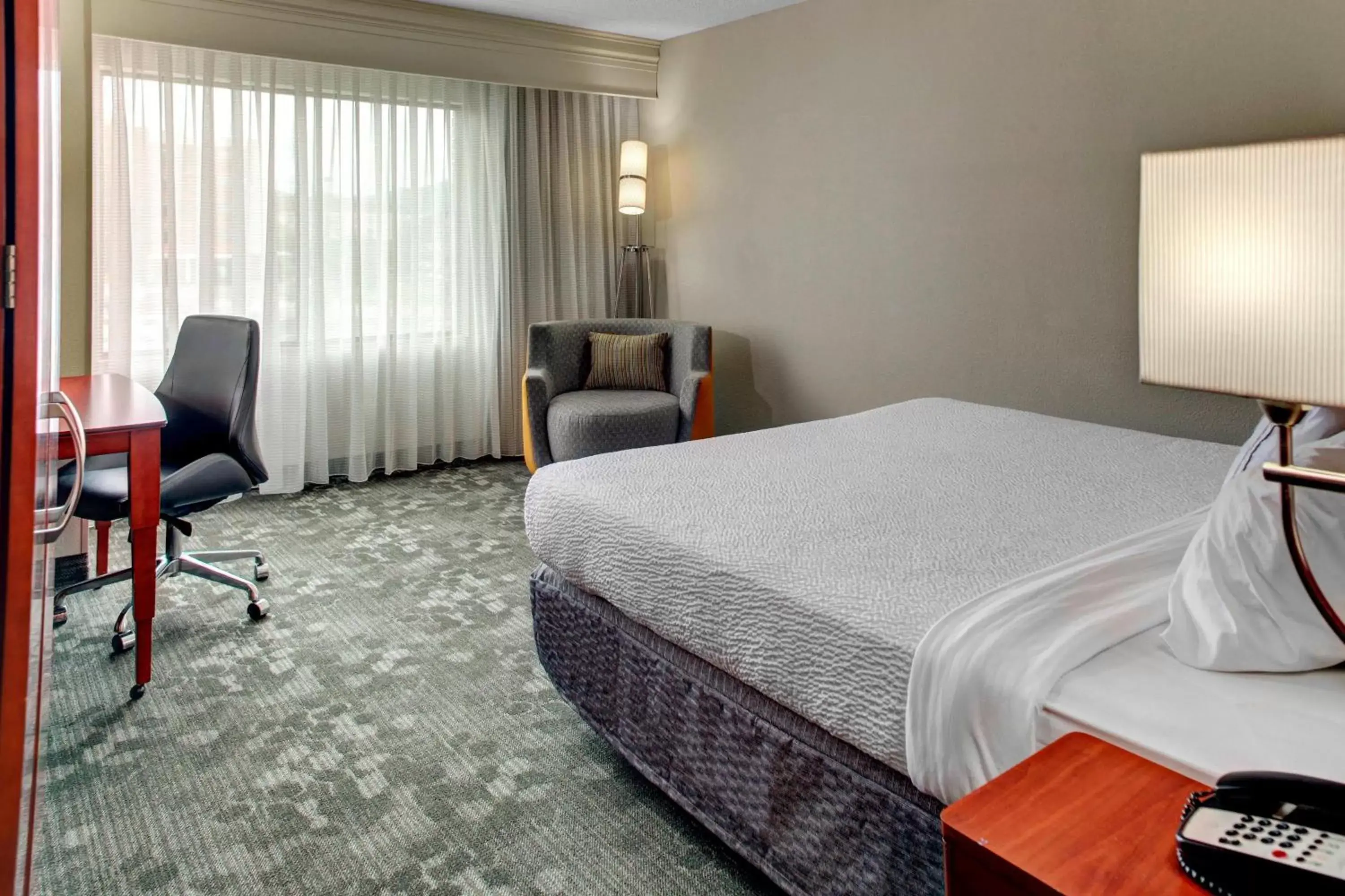 Photo of the whole room, Bed in Courtyard by Marriott Anniston Oxford