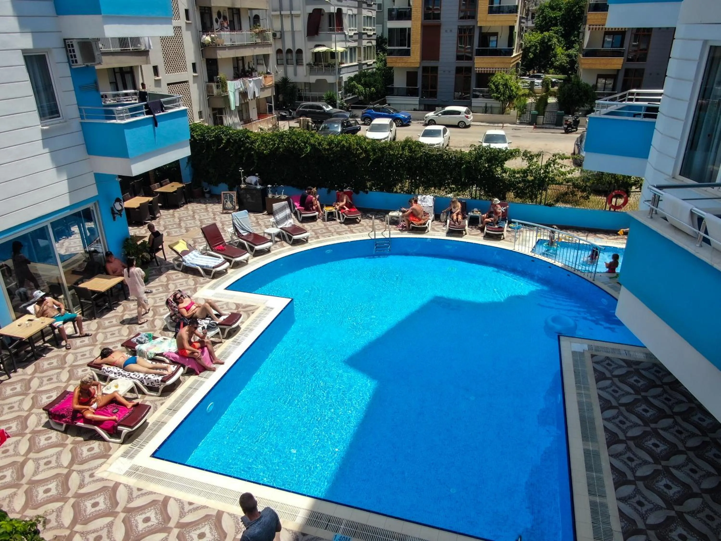 Swimming pool in Hawaii Suite Beach Hotel