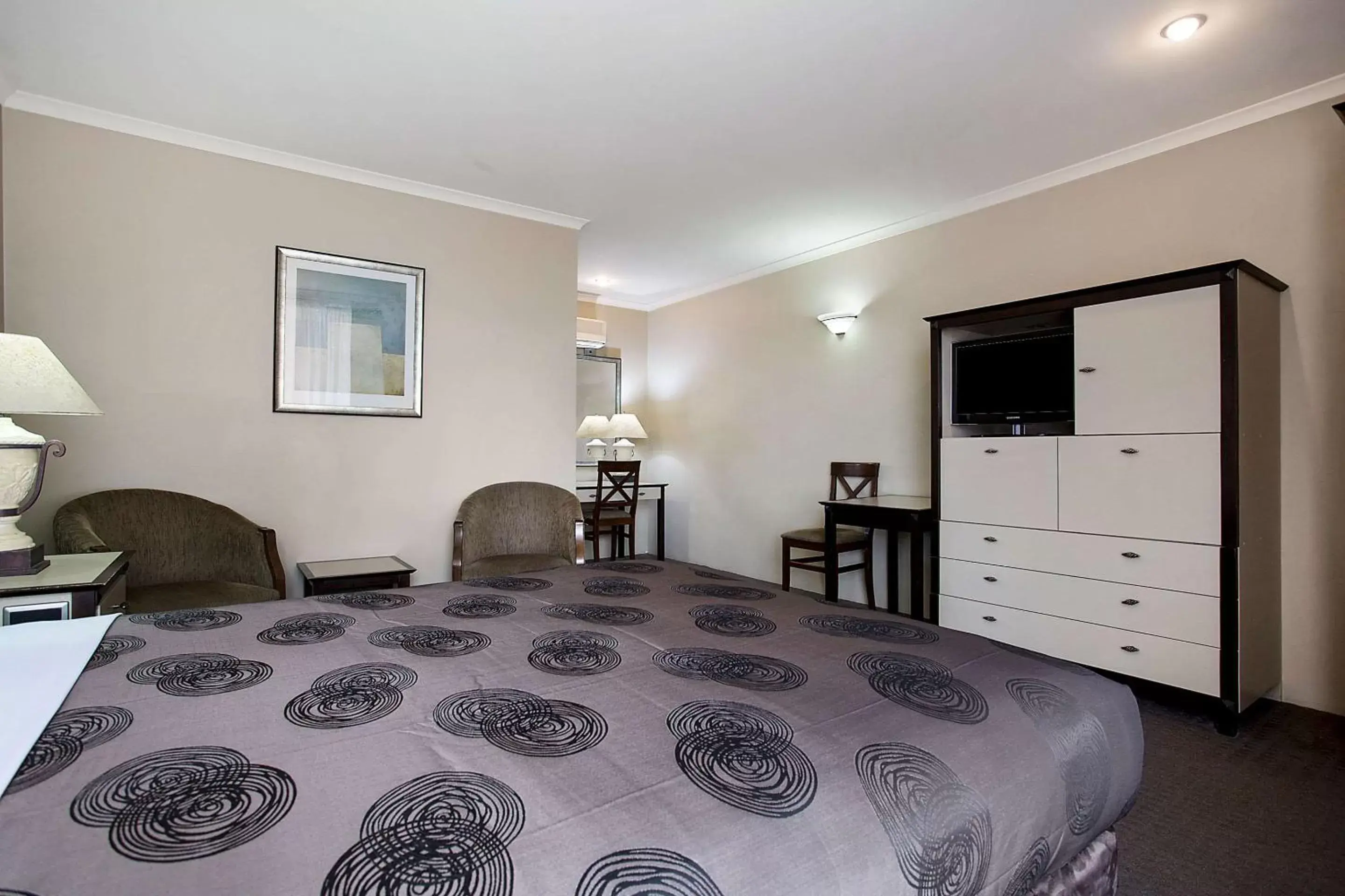 Photo of the whole room, Bed in Comfort Inn on Raglan
