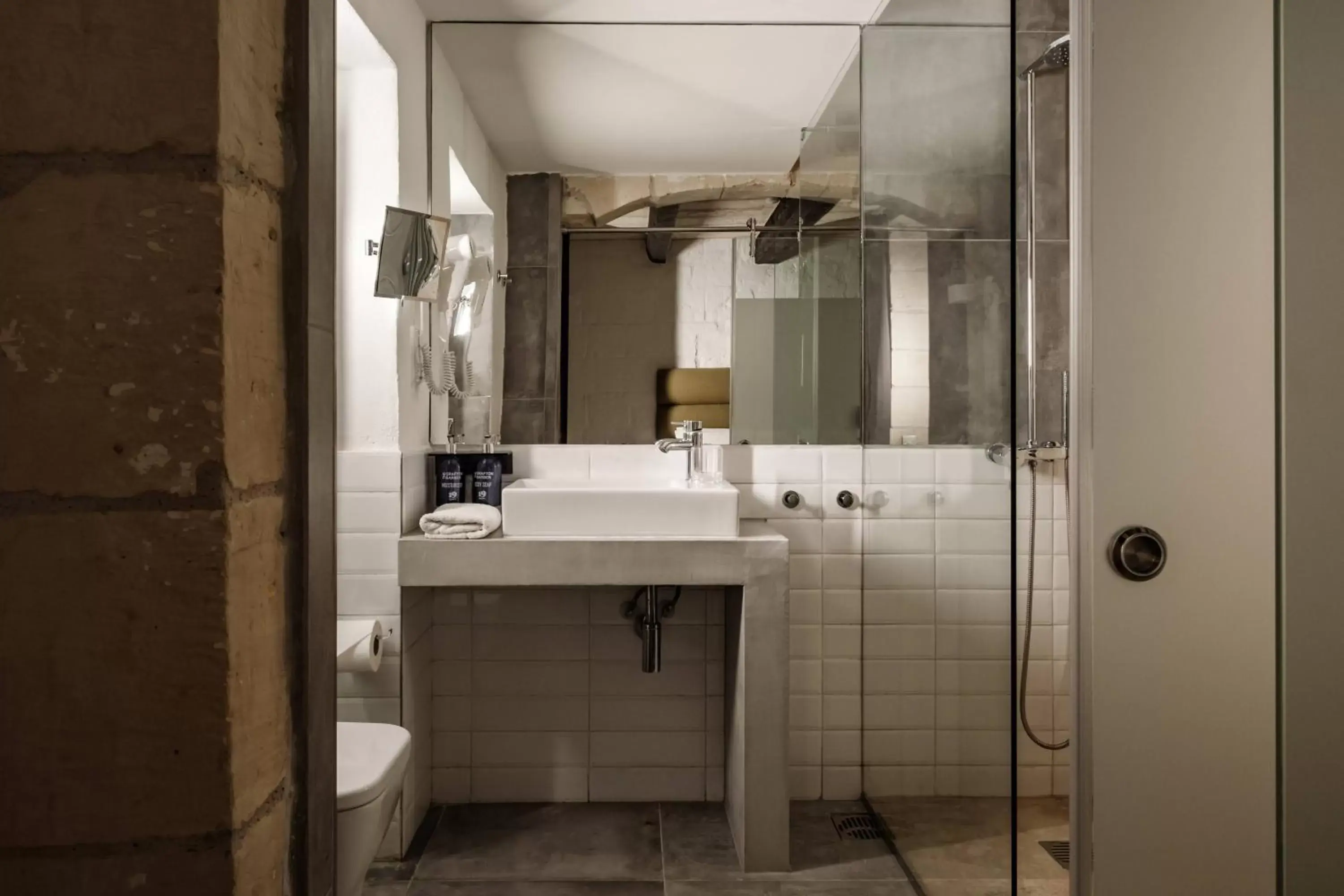 Bathroom in 19 ROOMS