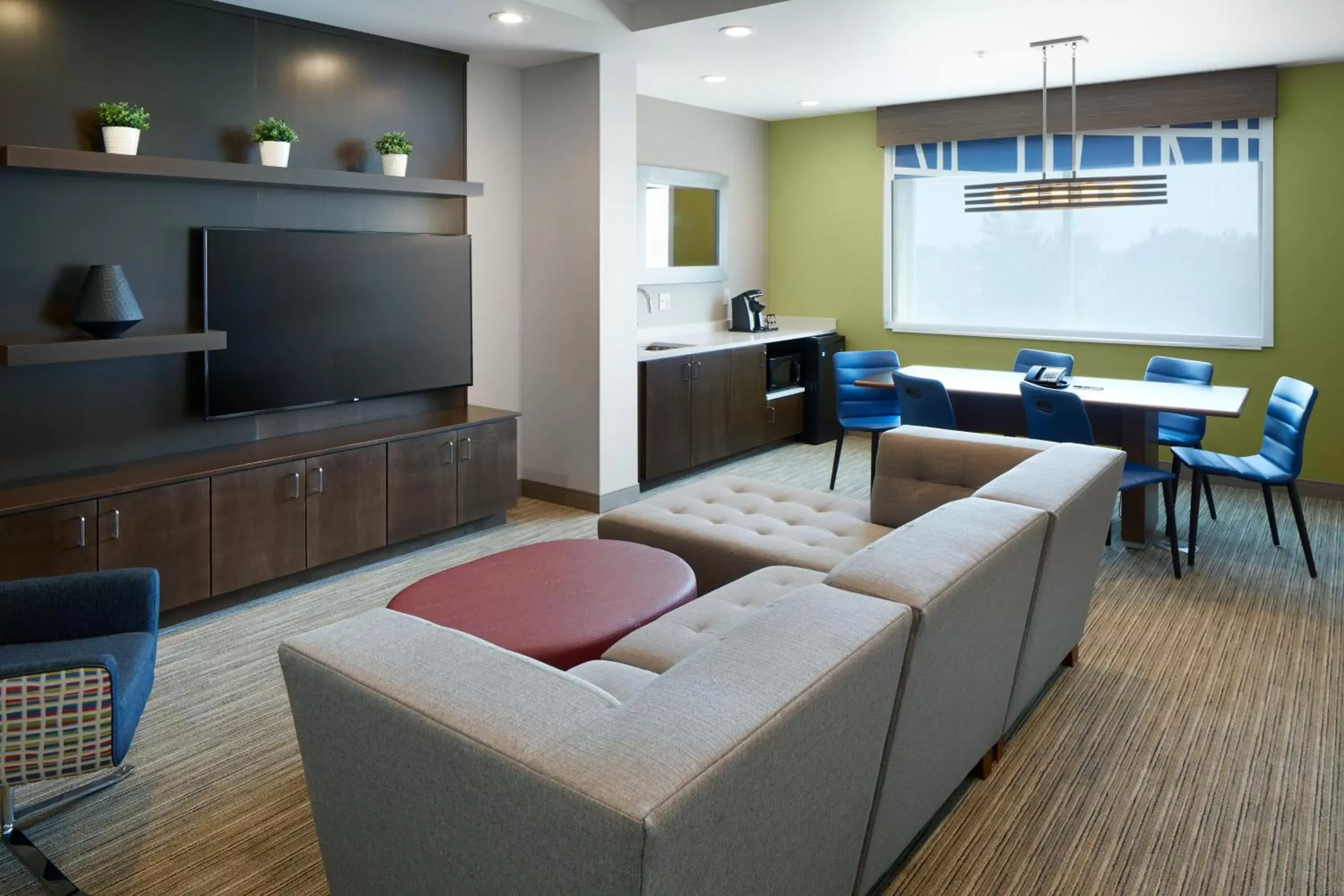 Photo of the whole room, Seating Area in Holiday Inn Express & Suites - Cincinnati North - Liberty Way, an IHG Hotel