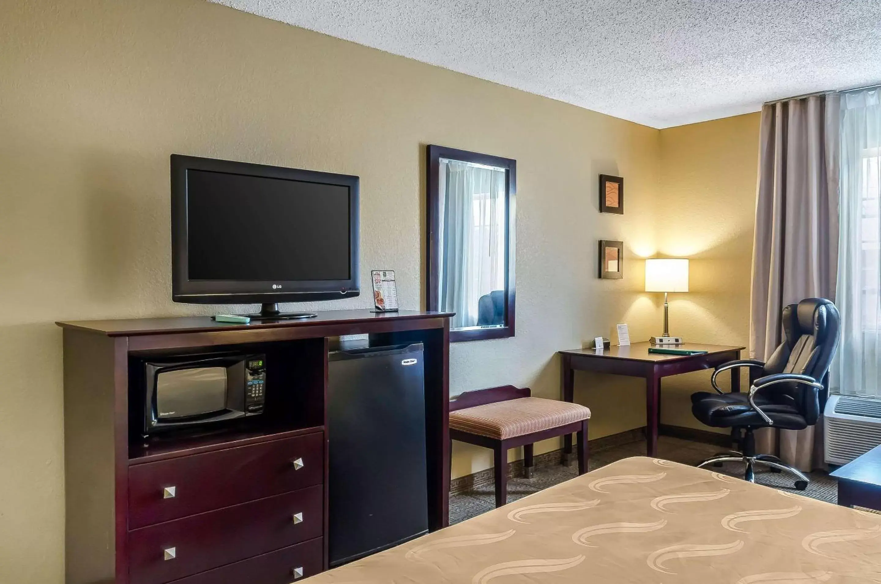 Photo of the whole room, TV/Entertainment Center in Quality Inn Ruston
