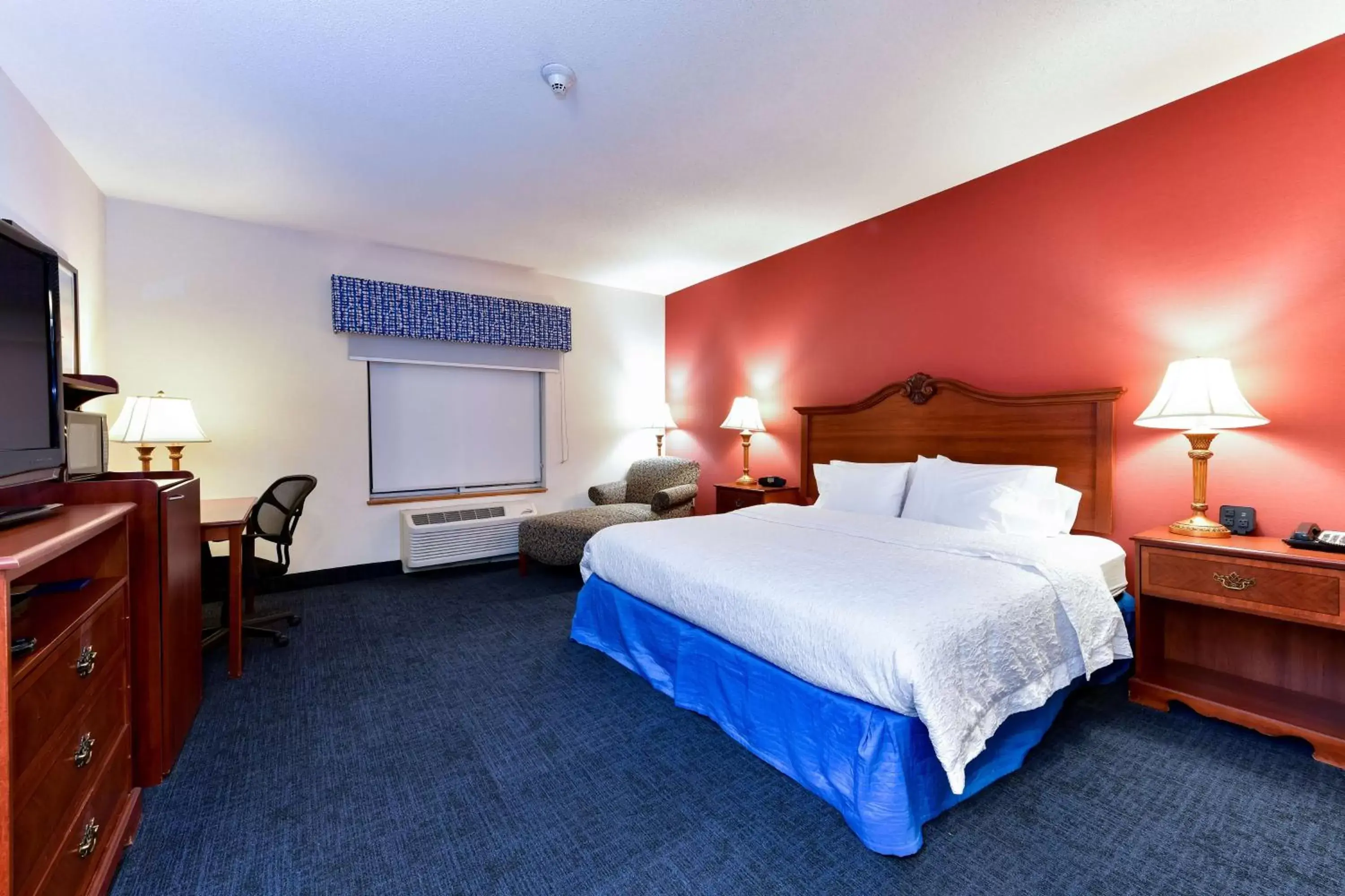 Bedroom, Bed in Hampton Inn & Suites Pittsburg