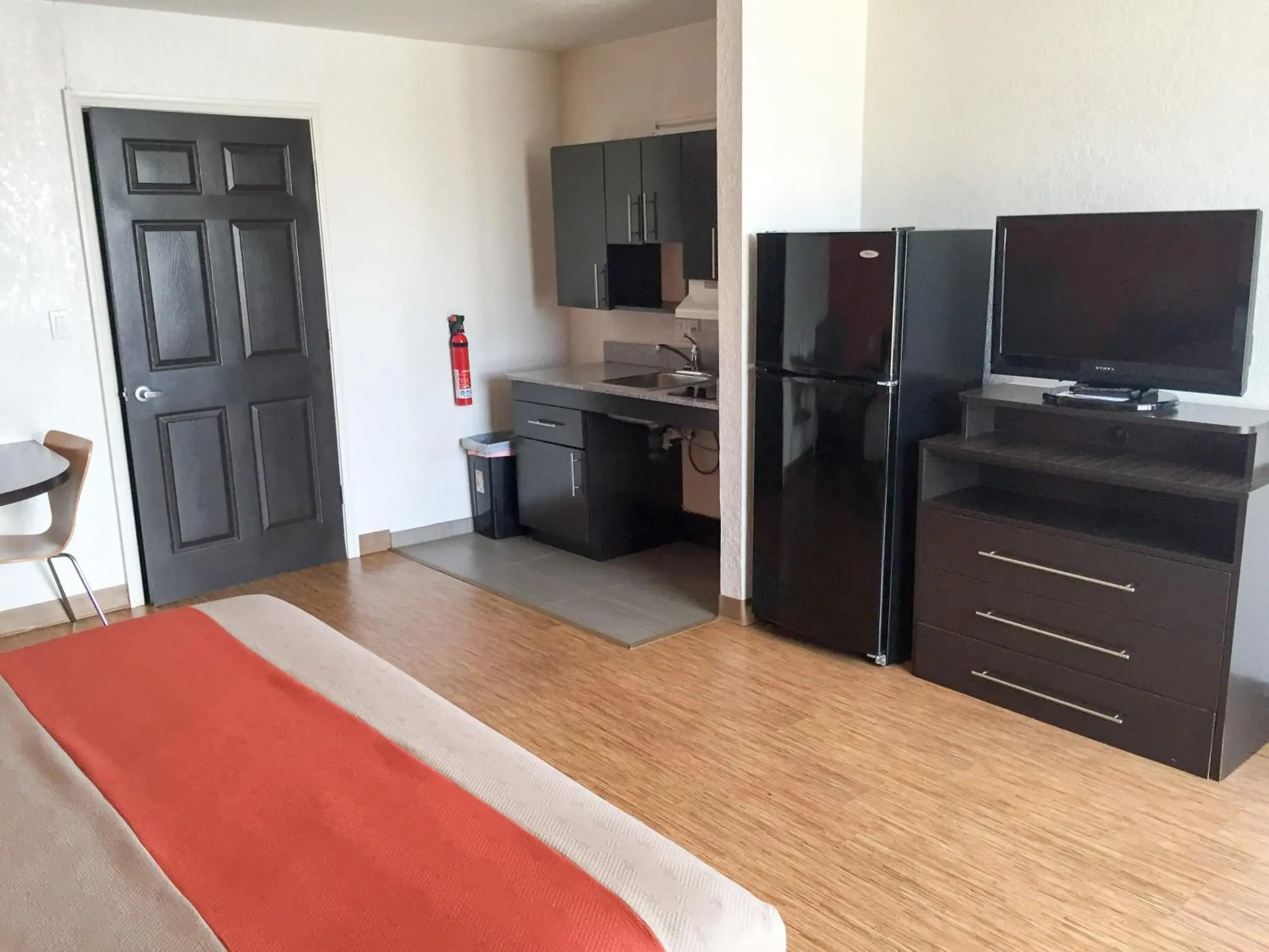 Bedroom, TV/Entertainment Center in Motel 6-Uvalde, TX