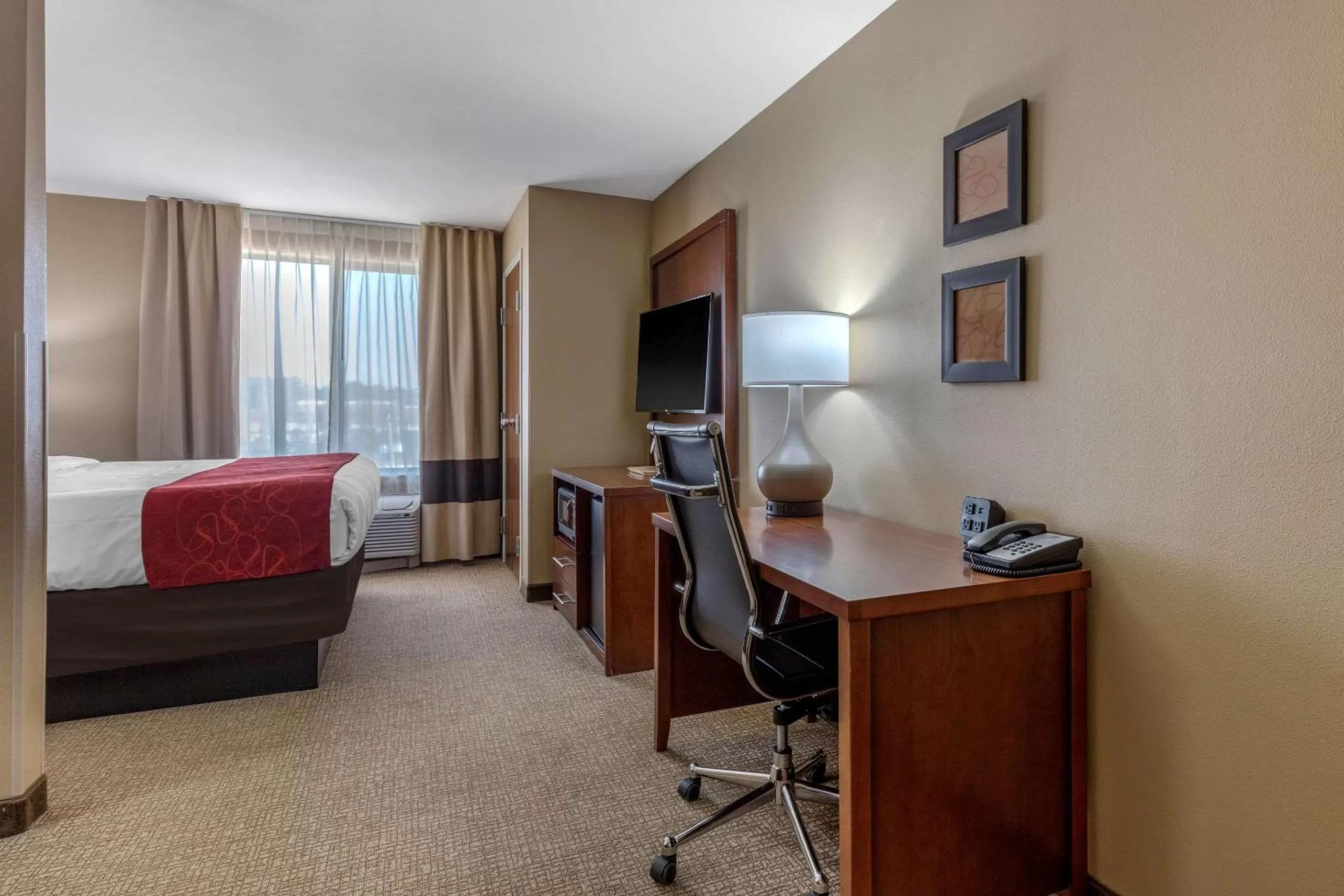 Photo of the whole room, Bed in Comfort Suites Pelham Hoover I-65