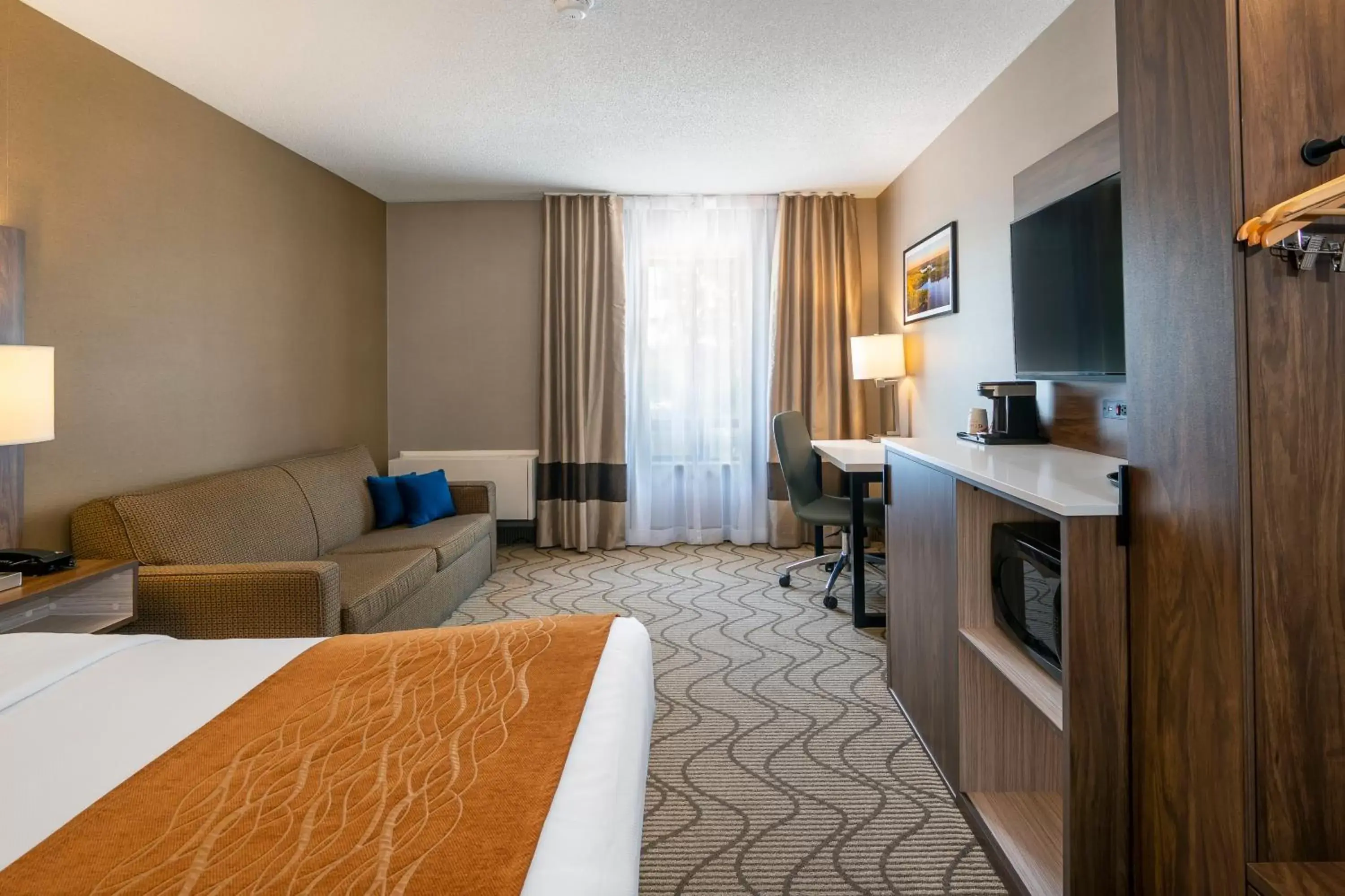 Bed, Seating Area in Comfort Inn Lakeshore