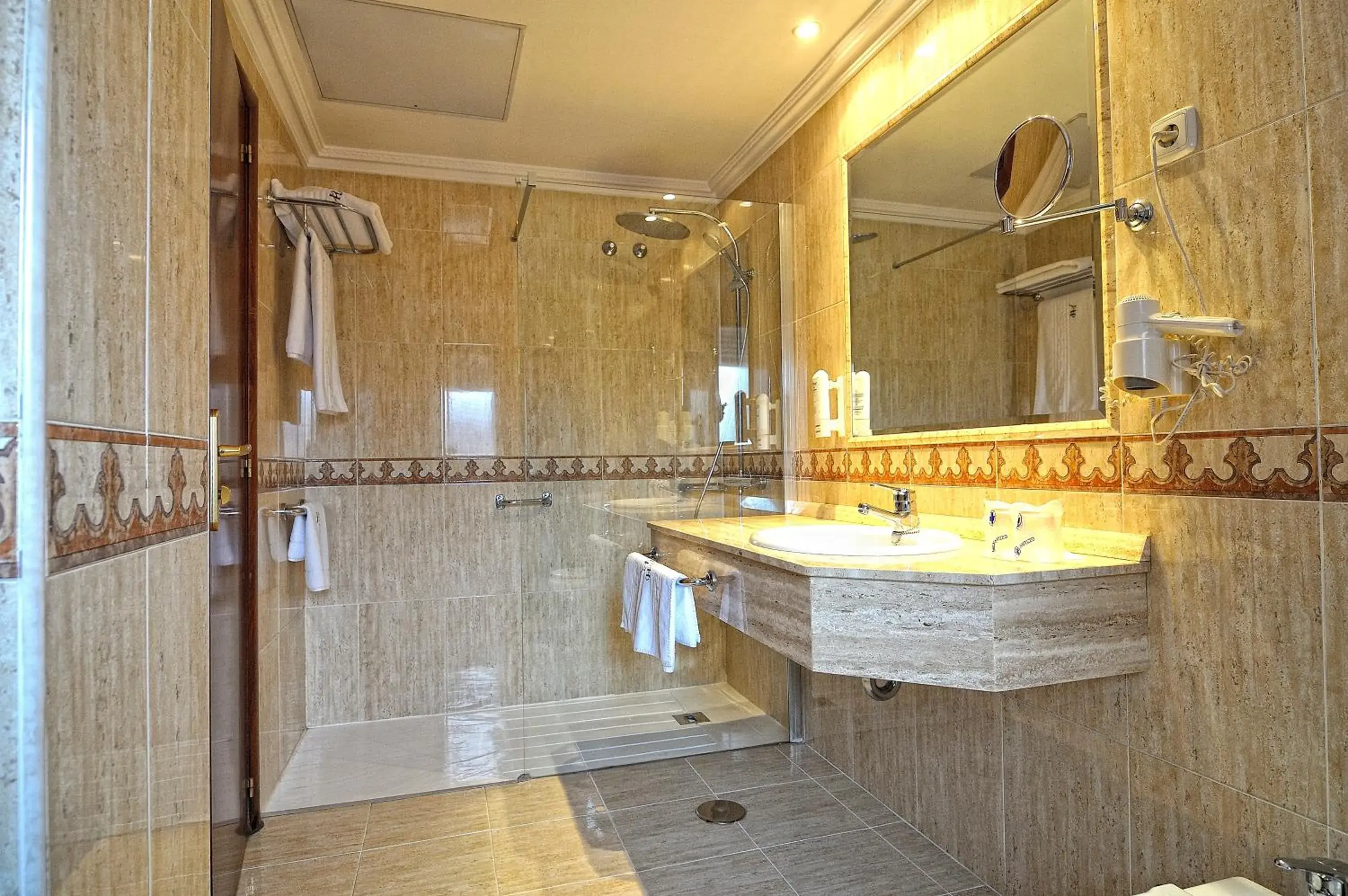 Lounge or bar, Bathroom in Hotel Alisi