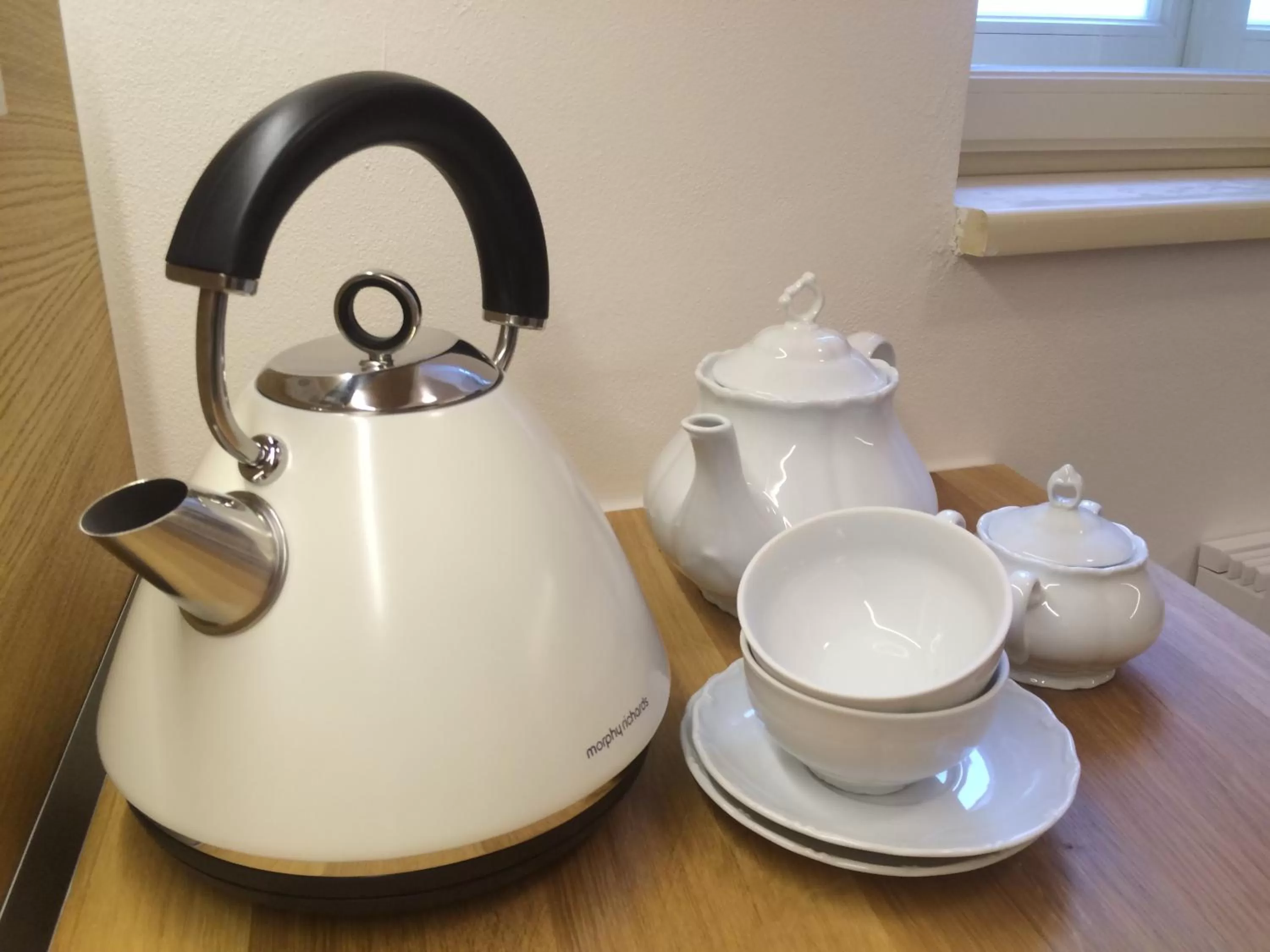 Coffee/tea facilities in Hotel At the White Lily