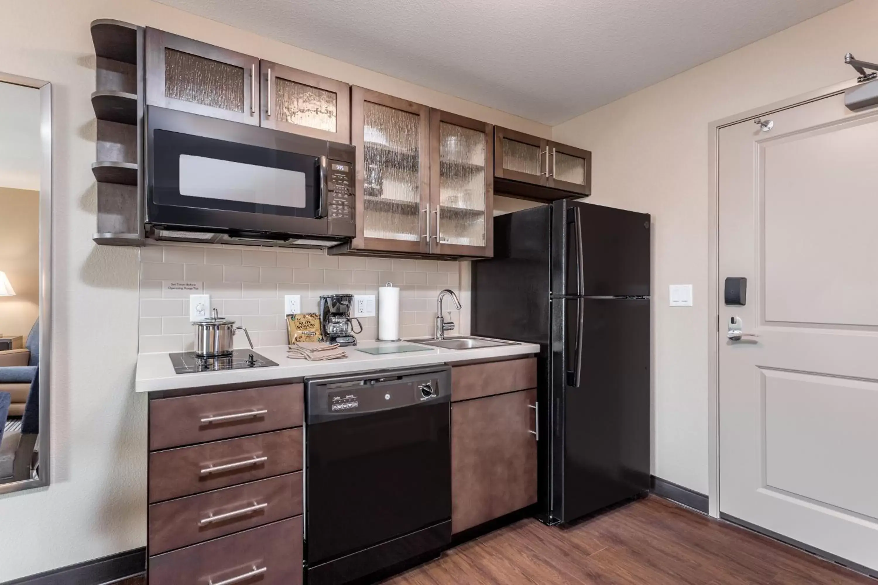 Photo of the whole room, Kitchen/Kitchenette in Candlewood Suites Eau Claire I-94, an IHG Hotel