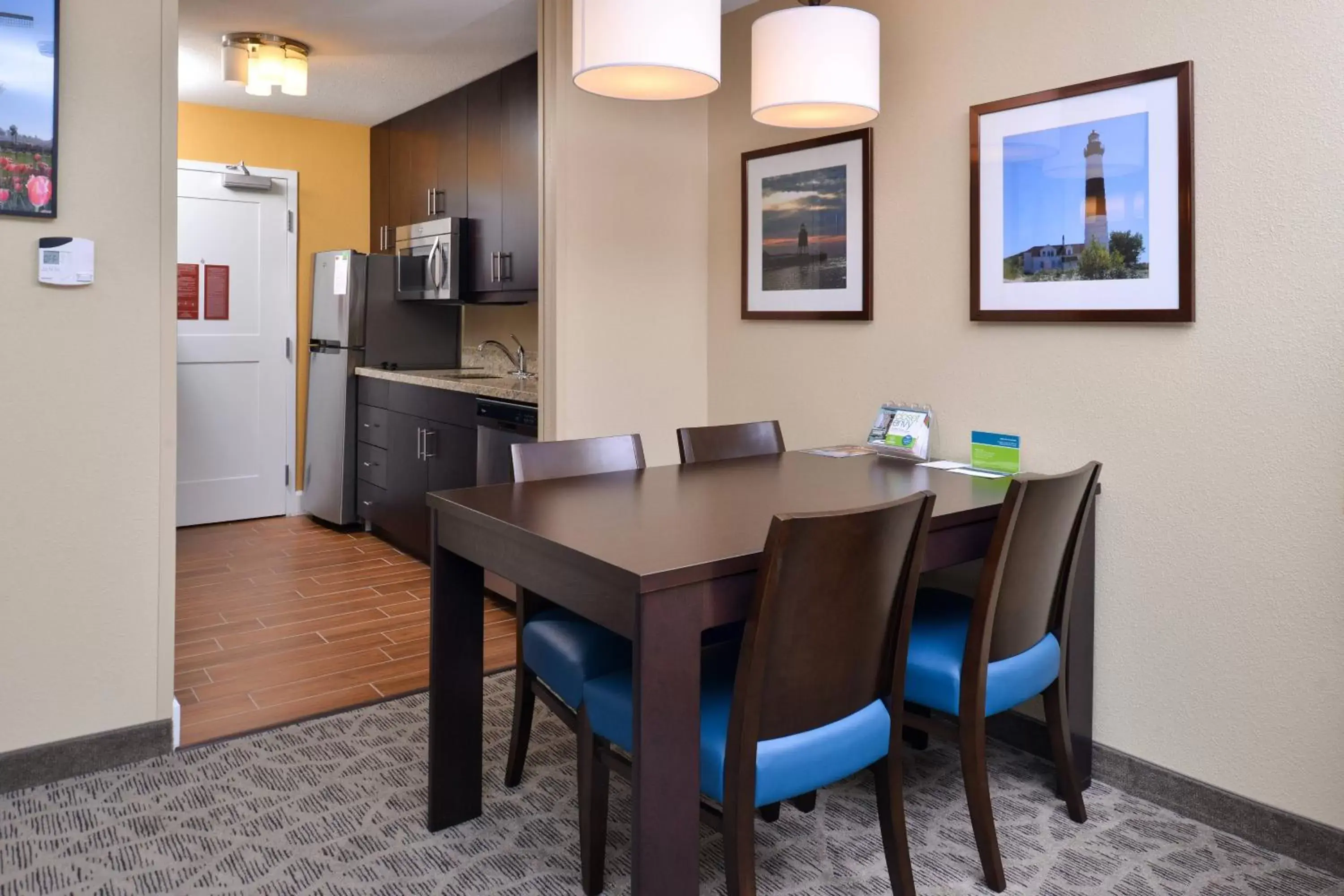Kitchen or kitchenette, Dining Area in TownePlace Suites by Marriott Detroit Commerce