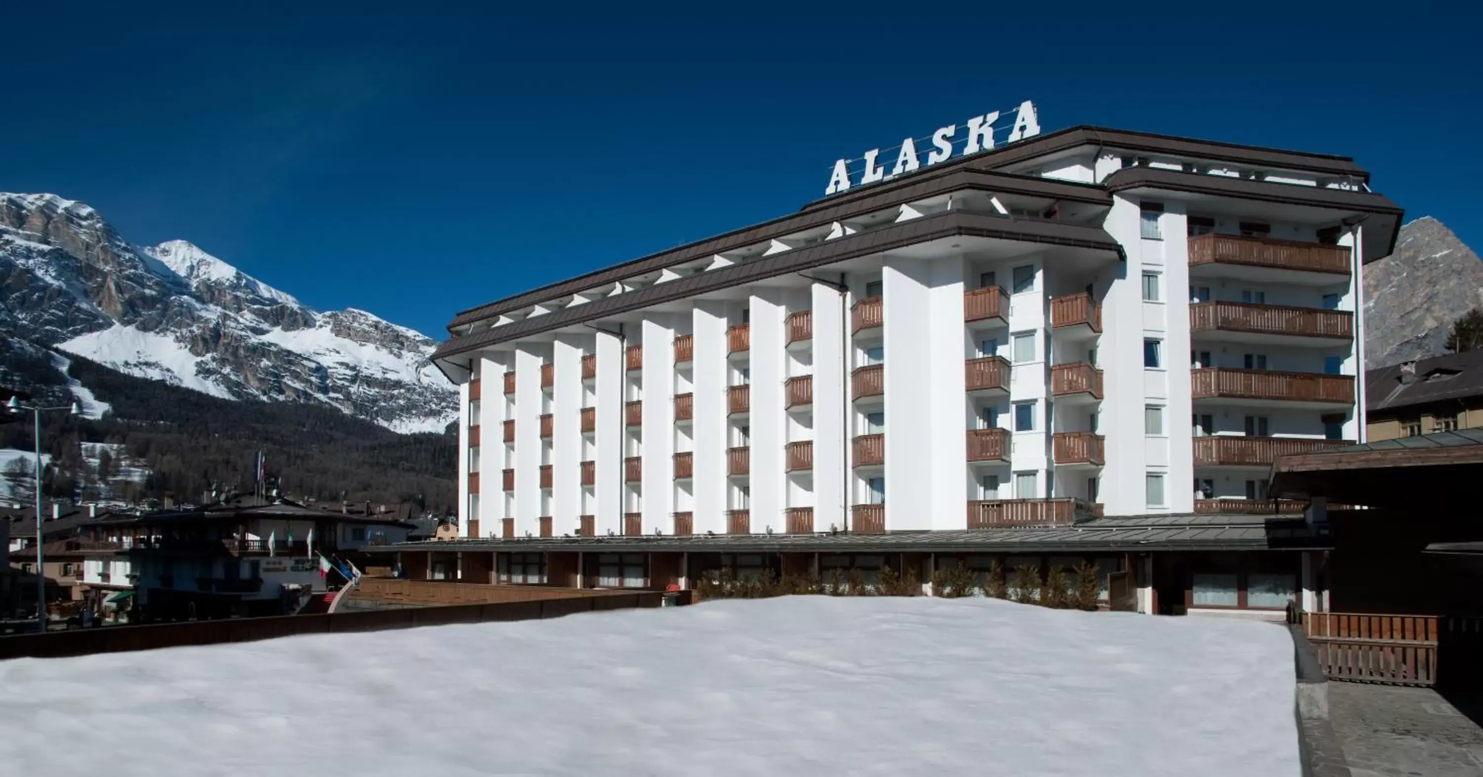 Neighbourhood, Winter in Hotel Alaska Cortina