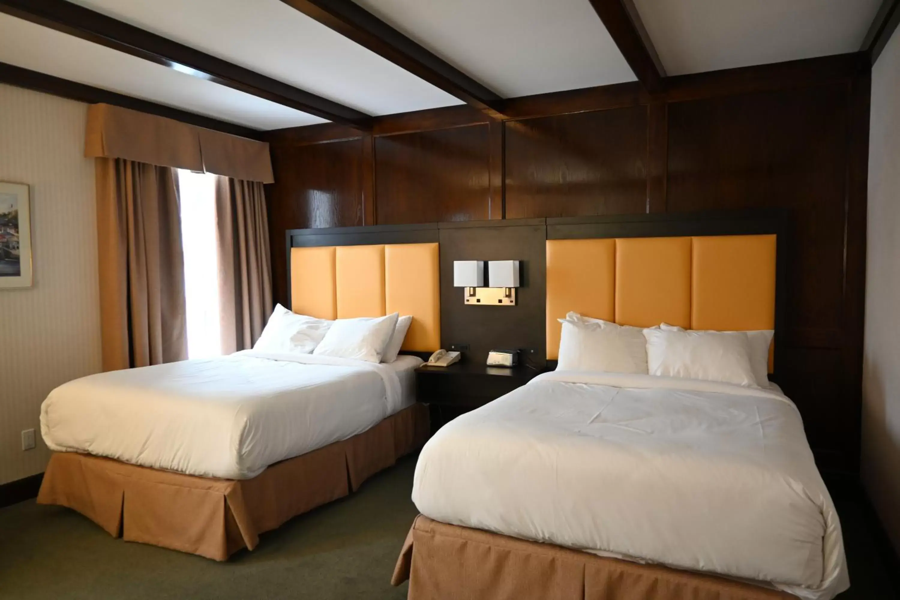 Guests, Bed in The Gananoque Inn & Spa