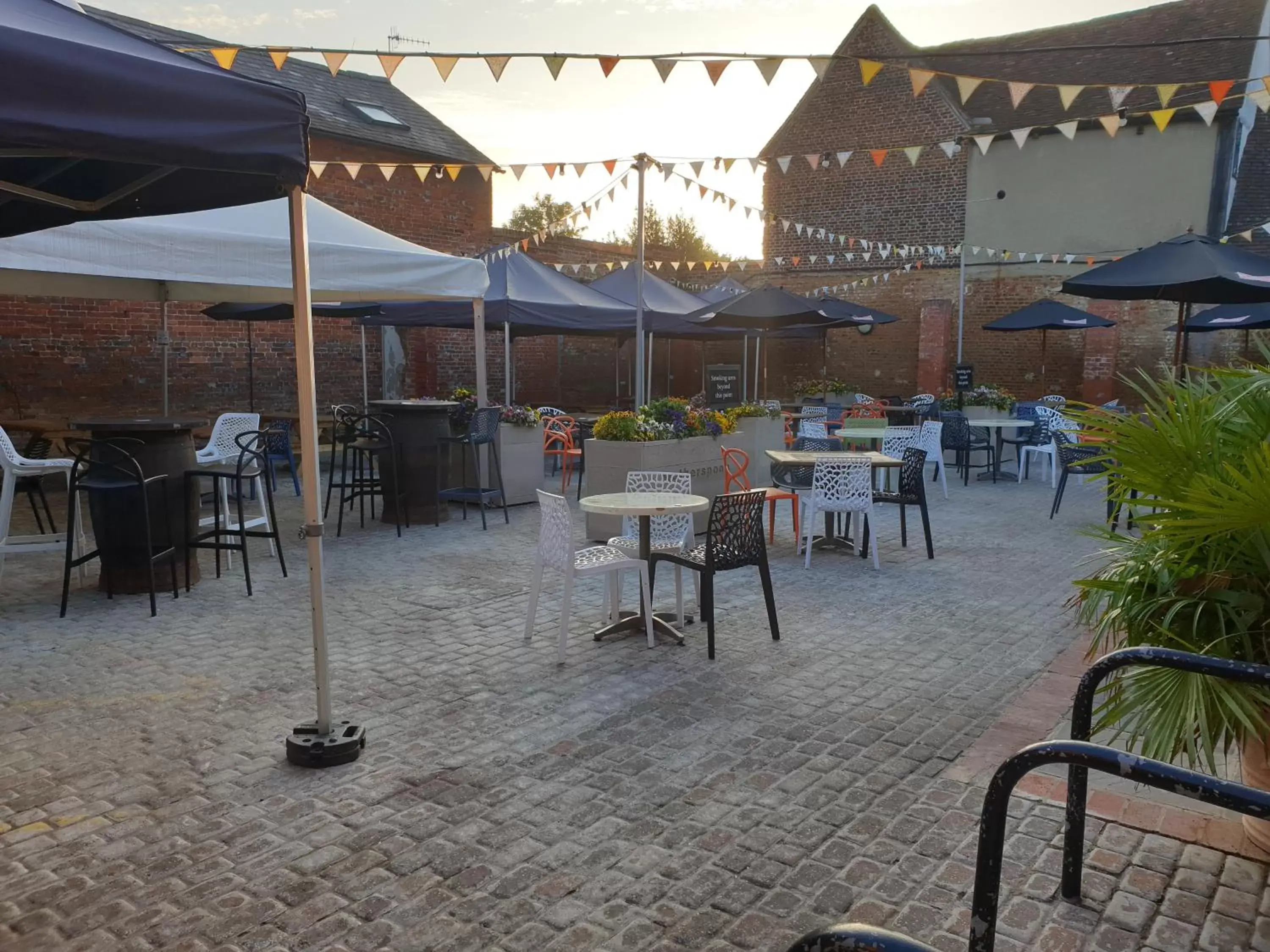 Garden, Restaurant/Places to Eat in The Catherine Wheel Wetherspoon Hotel