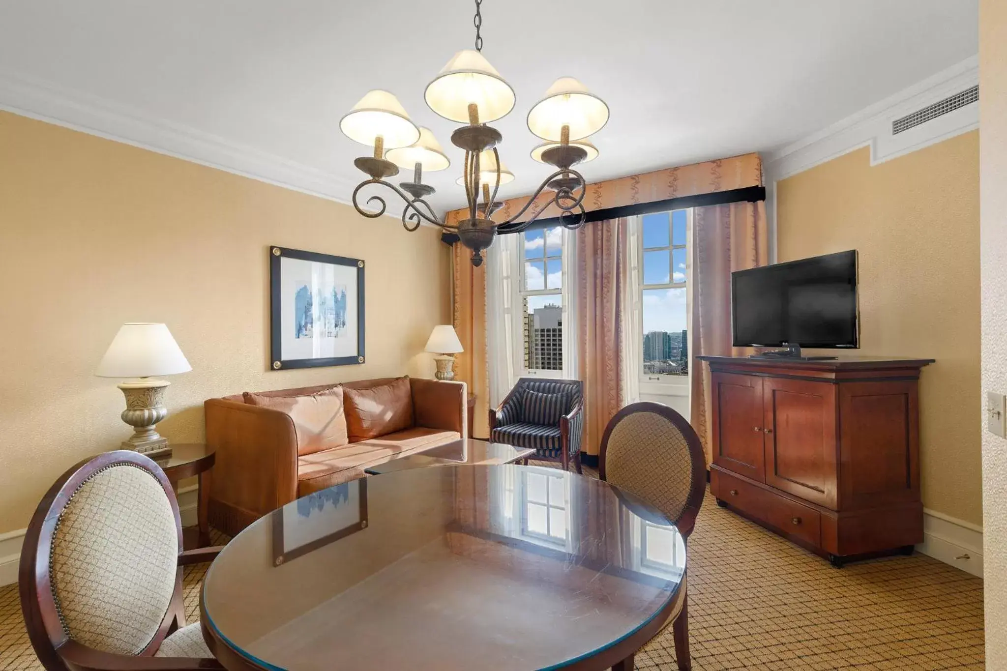 Photo of the whole room, Seating Area in InterContinental Mark Hopkins San Francisco, an IHG Hotel