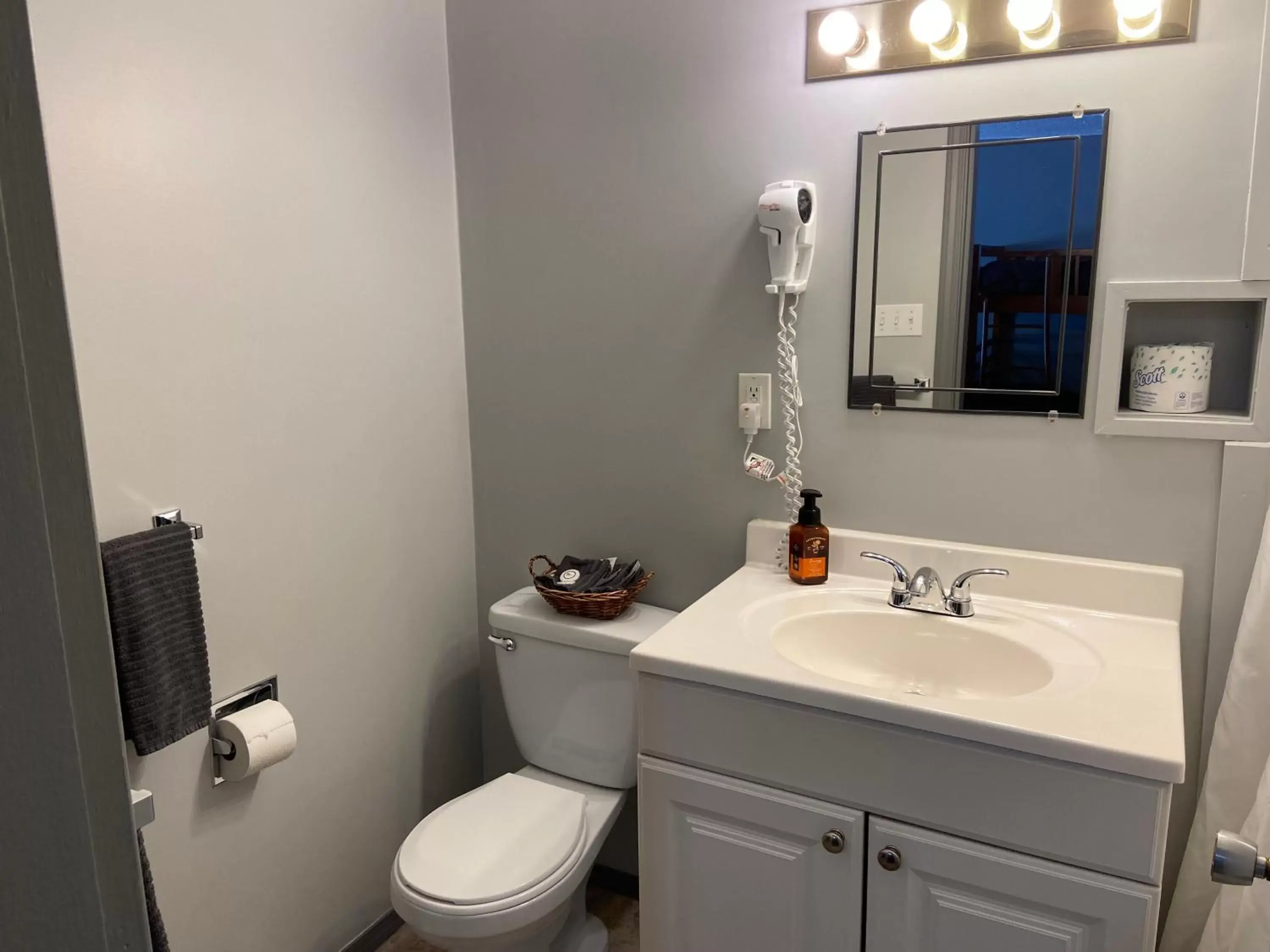 Bathroom in Monashee Lodge