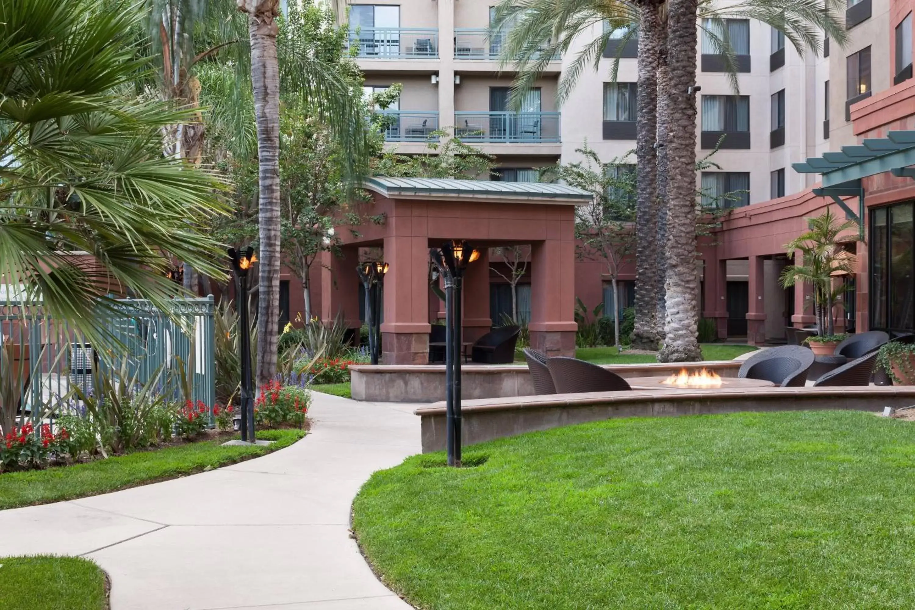 Property Building in Courtyard Los Angeles Burbank Airport