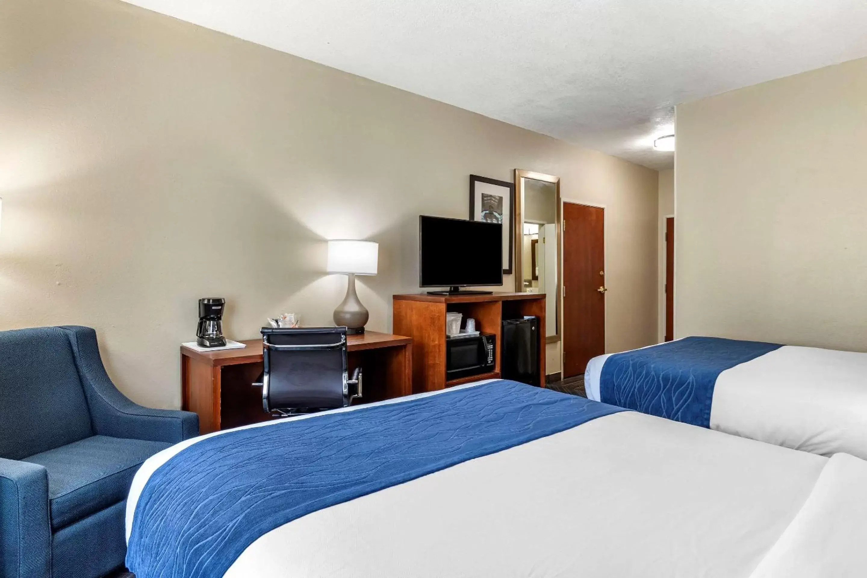 Photo of the whole room, Bed in Comfort Inn Oklahoma City